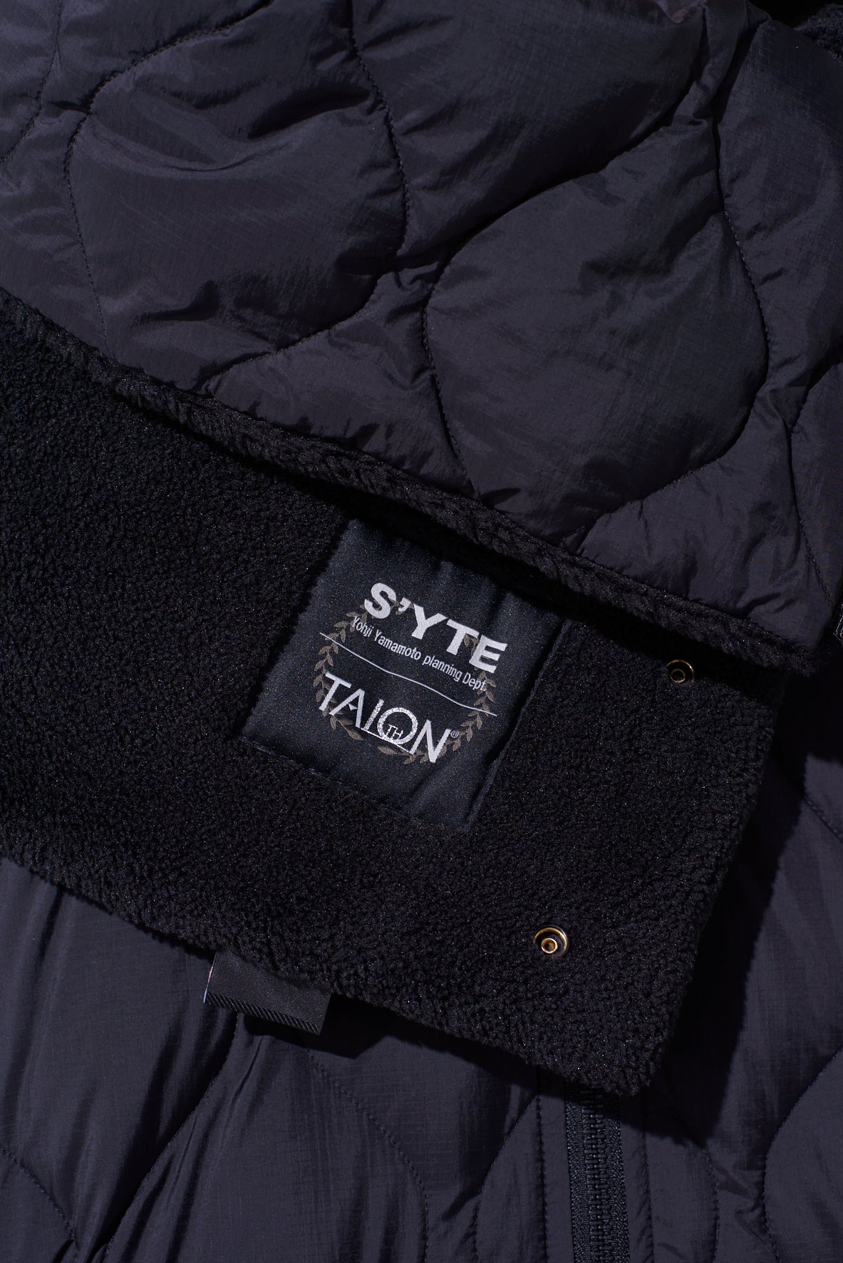S'YTE X TAION】REVERSIBLE QUILTED DOWN SCARF WITH BLACK FLEECE