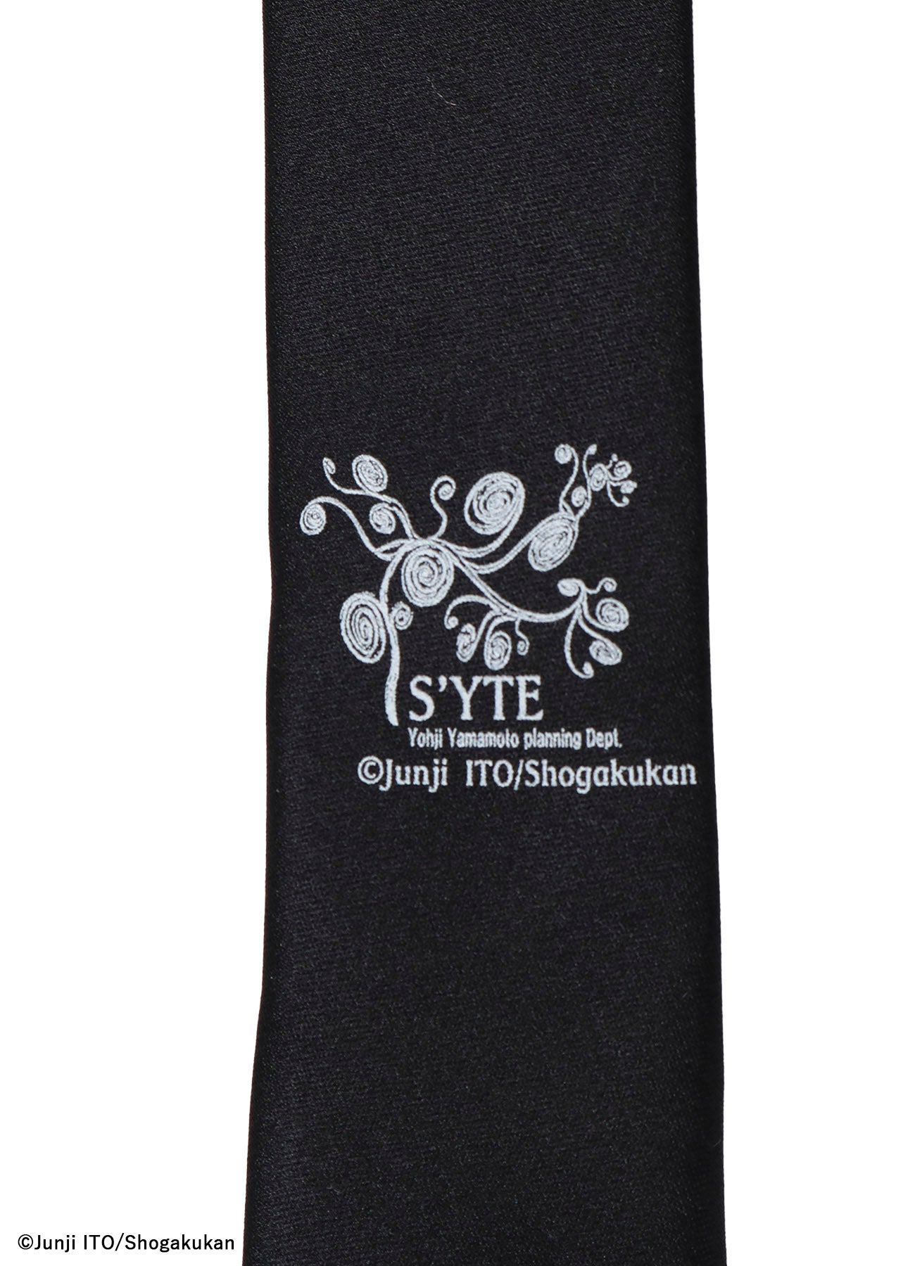 S'YTE × 伊藤潤二 UZUMAKI AZAMI SILK TIE S'YTE × JUNJI ITO -UZUMAKI- AZAMI WEARING YOHJI YAMAMOTO SILK TIE