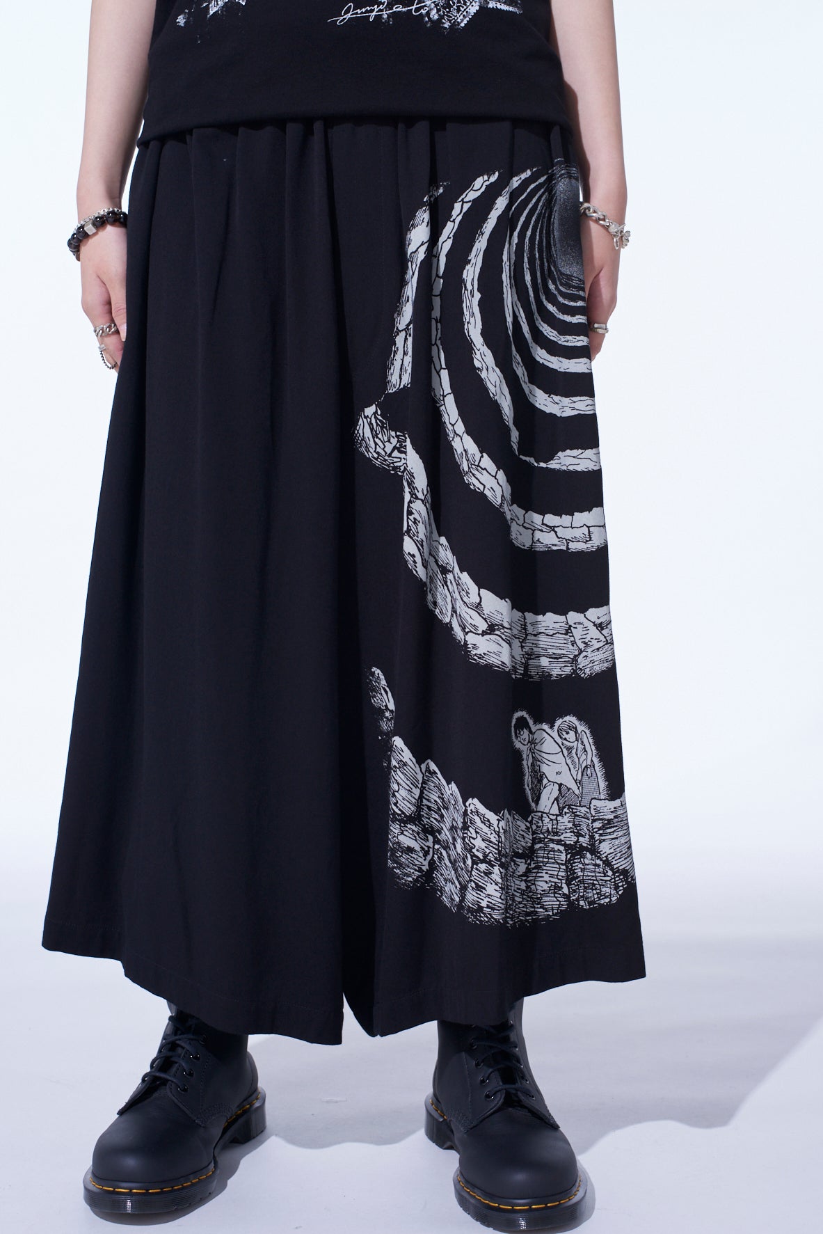 S'YTE × JUNJI ITO -UZUMAKI- THE SPIRAL PRINTED CULOTTE PANTS