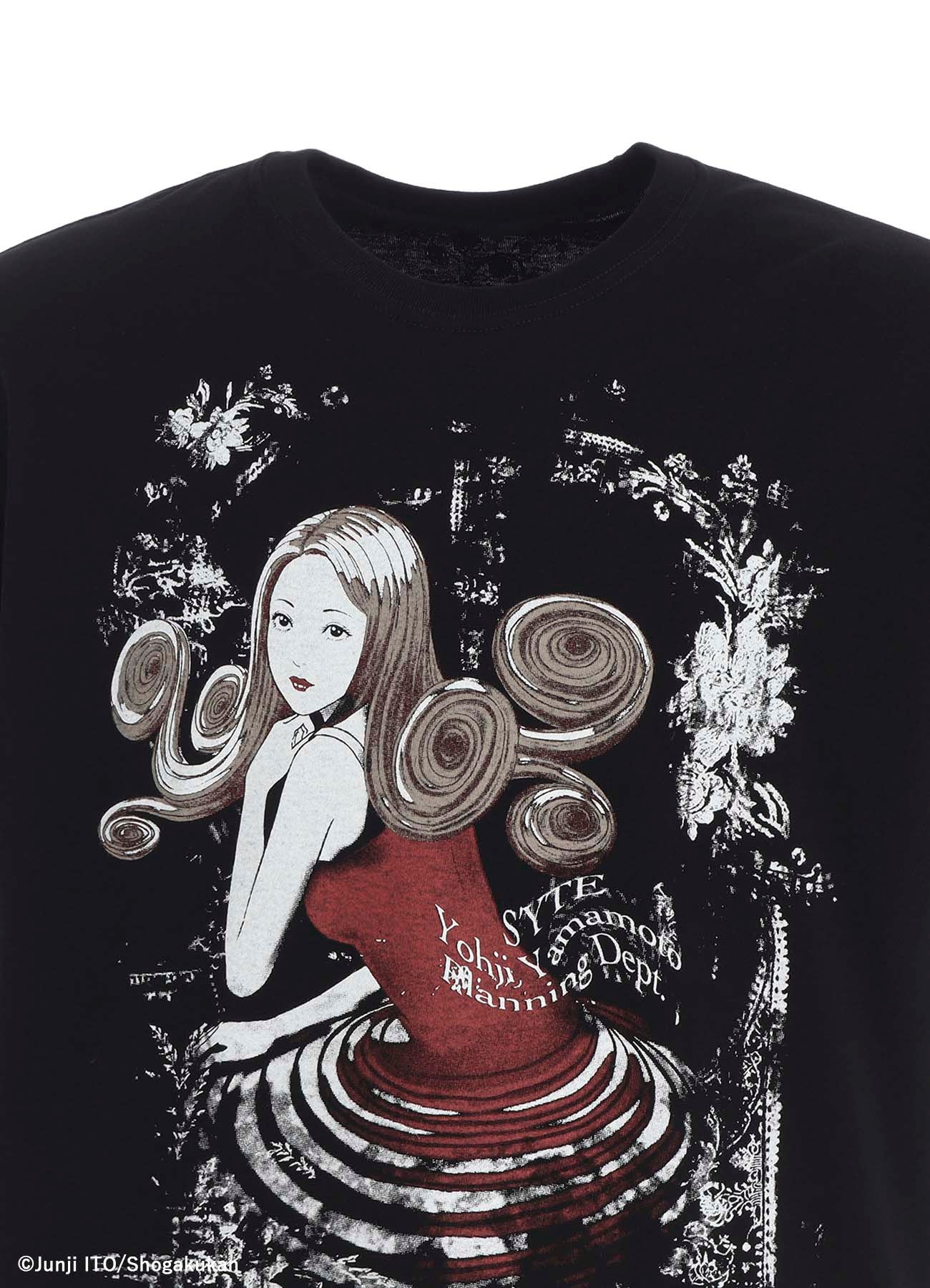 S'YTE × JUNJI ITO -UZUMAKI- KIRIE’S SPIRAL DRESS GRAPHIC T-SHIRT
