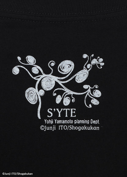 S'YTE × JUNJI ITO -UZUMAKI- KIRIE’S SPIRAL DRESS GRAPHIC T-SHIRT
