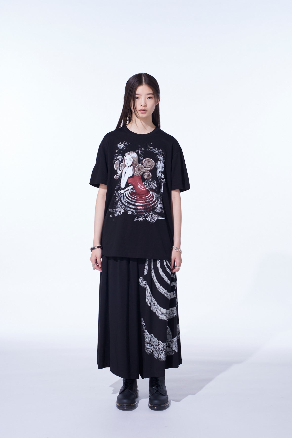 S'YTE × JUNJI ITO -UZUMAKI- KIRIE'S SPIRAL DRESS GRAPHIC T-SHIRT