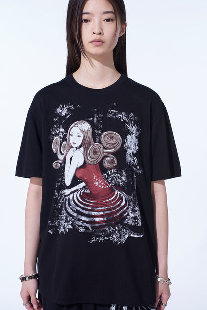 S'YTE × JUNJI ITO -UZUMAKI- KIRIE’S SPIRAL DRESS GRAPHIC T-SHIRT