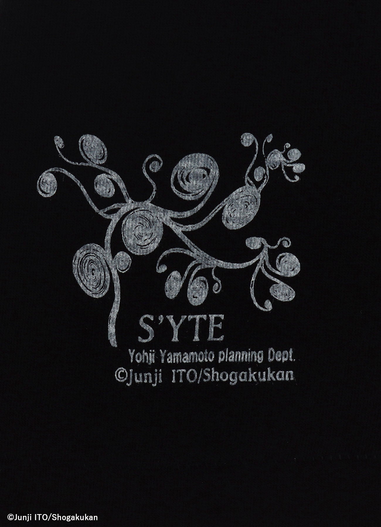 S'YTE × JUNJI ITO -UZUMAKI- AZAMI COLLAGE GRAPHIC T-SHIRT