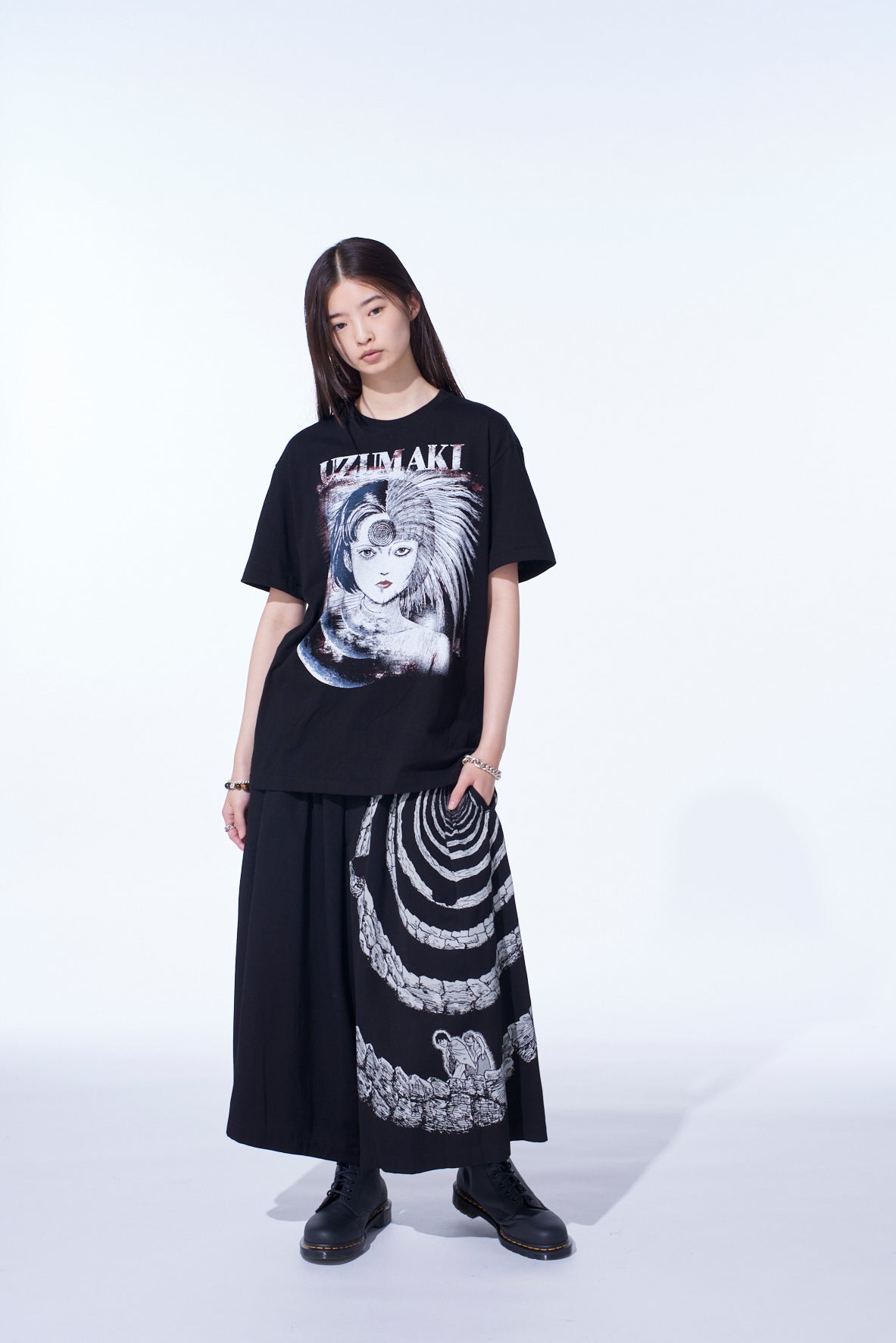 S'YTE × JUNJI ITO -UZUMAKI- AZAMI COLLAGE GRAPHIC T-SHIRT