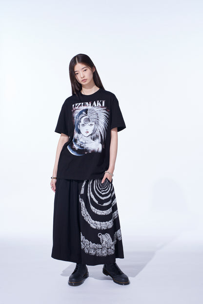 S'YTE × JUNJI ITO -UZUMAKI- AZAMI COLLAGE GRAPHIC T-SHIRT