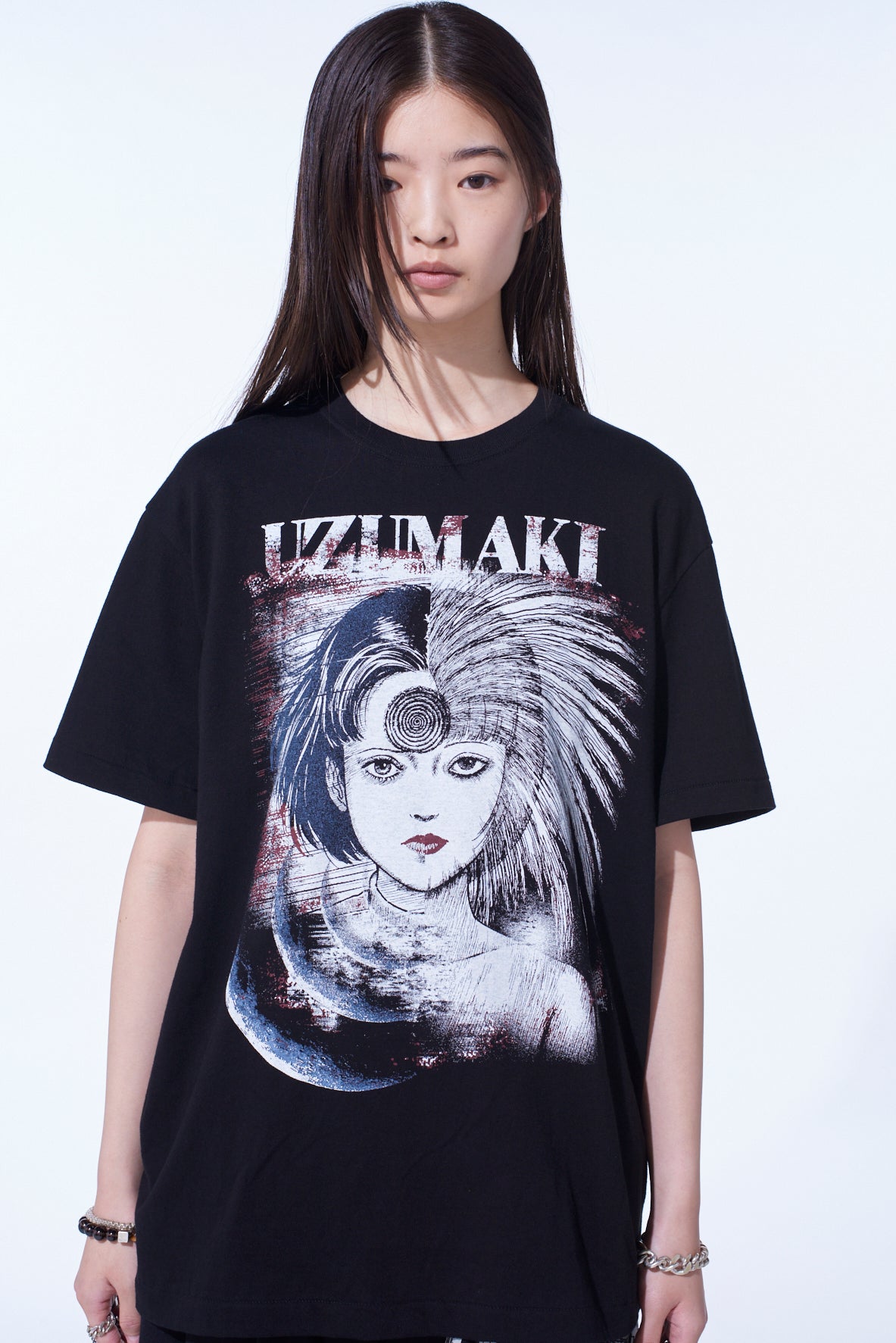 S'YTE × JUNJI ITO -UZUMAKI- AZAMI COLLAGE GRAPHIC T-SHIRT – THE