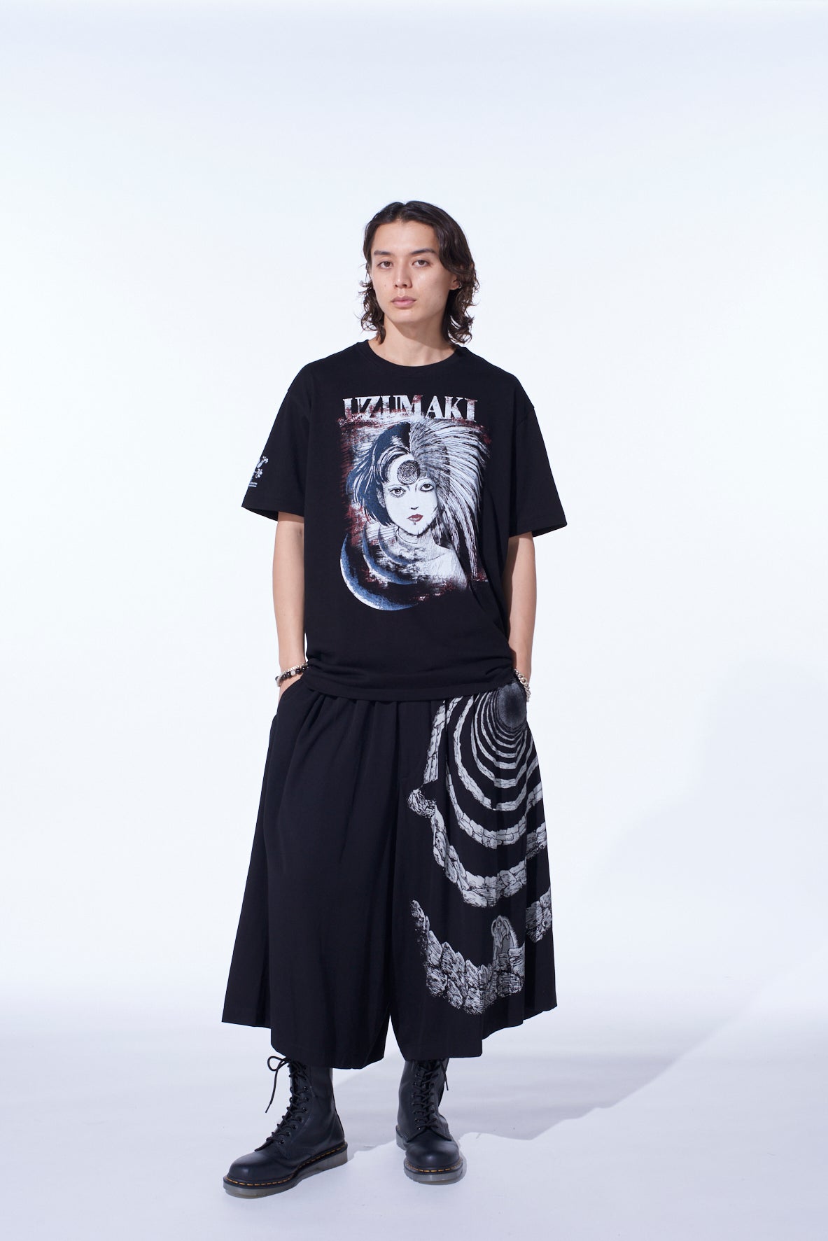 S'YTE × JUNJI ITO -UZUMAKI- AZAMI COLLAGE GRAPHIC T-SHIRT