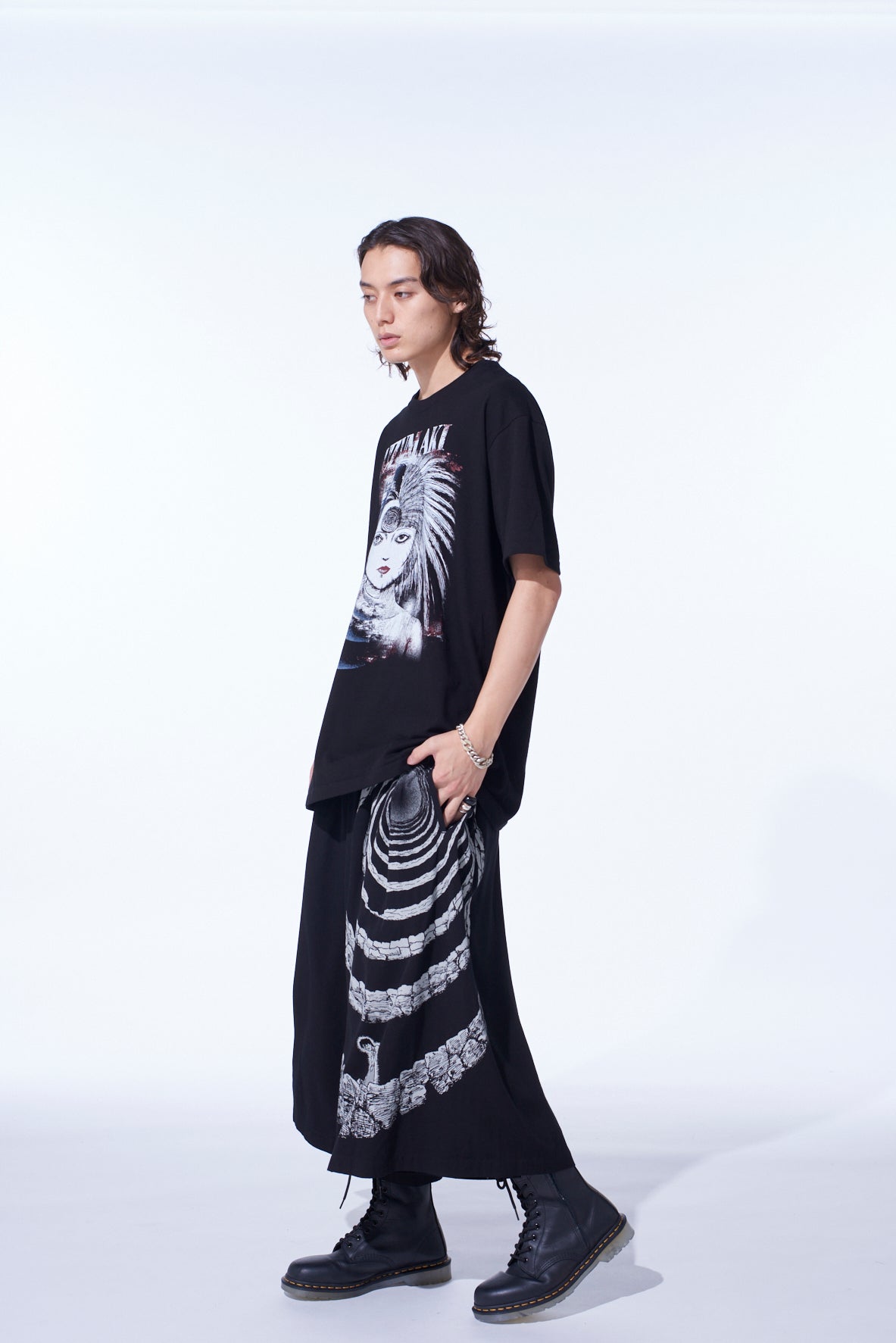 S'YTE × JUNJI ITO -UZUMAKI- AZAMI COLLAGE GRAPHIC T-SHIRT