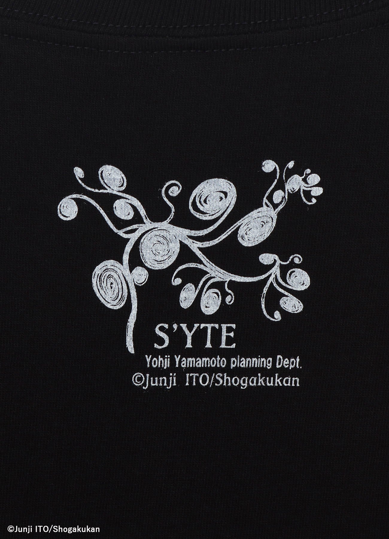 S'YTE × JUNJI ITO -UZUMAKI- AZAMI WALTZ FOR S’YTE GRAPHIC T-SHIRT