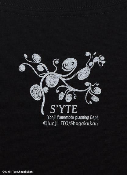 S'YTE × JUNJI ITO -UZUMAKI- AZAMI WALTZ FOR S’YTE GRAPHIC T-SHIRT