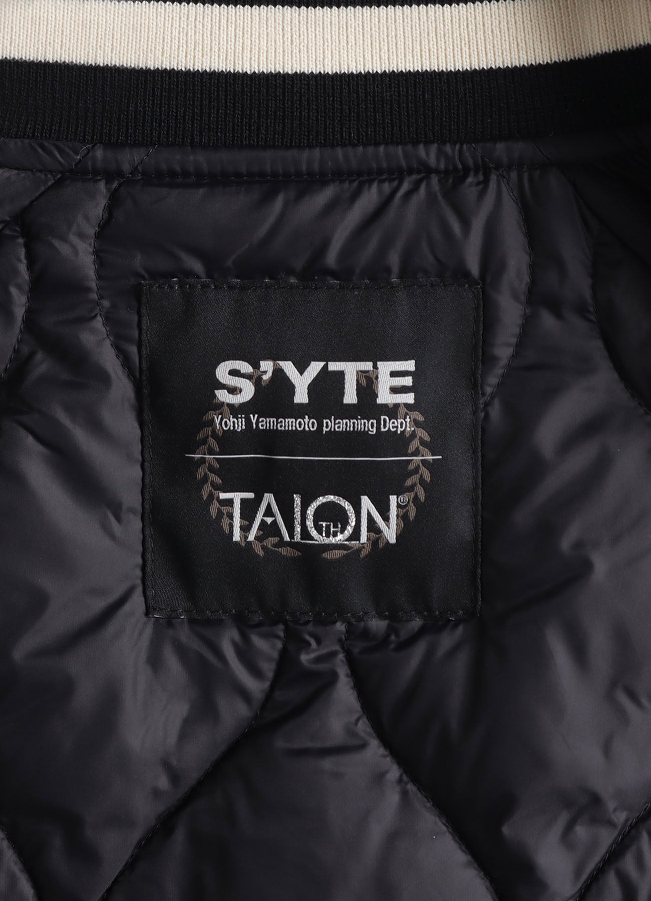 【S'YTE X TAION】EMBROIDERY QUILTED DOWN REVERSIBLE BOMBER JACKET