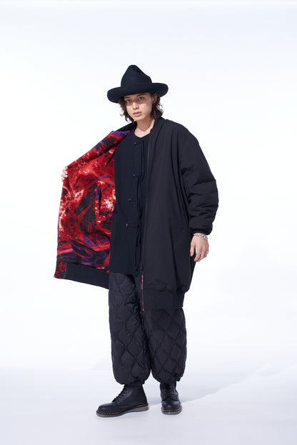 【S'YTE X TAION】REVERSIBLE LONG BOMBER JACKET WITH RED PRINTED FLEECE LINING