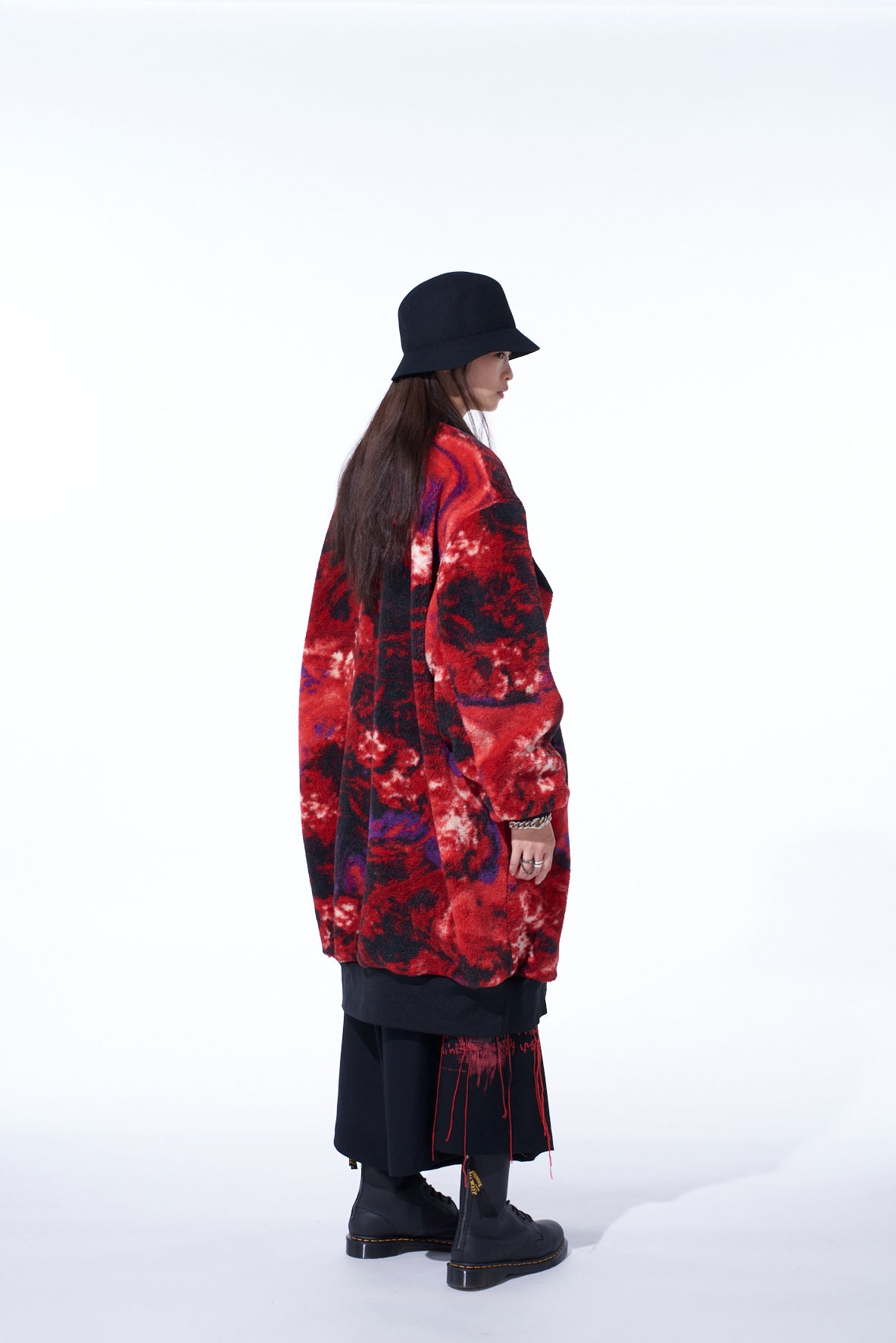 【S'YTE X TAION】REVERSIBLE LONG BOMBER JACKET WITH RED PRINTED FLEECE LINING