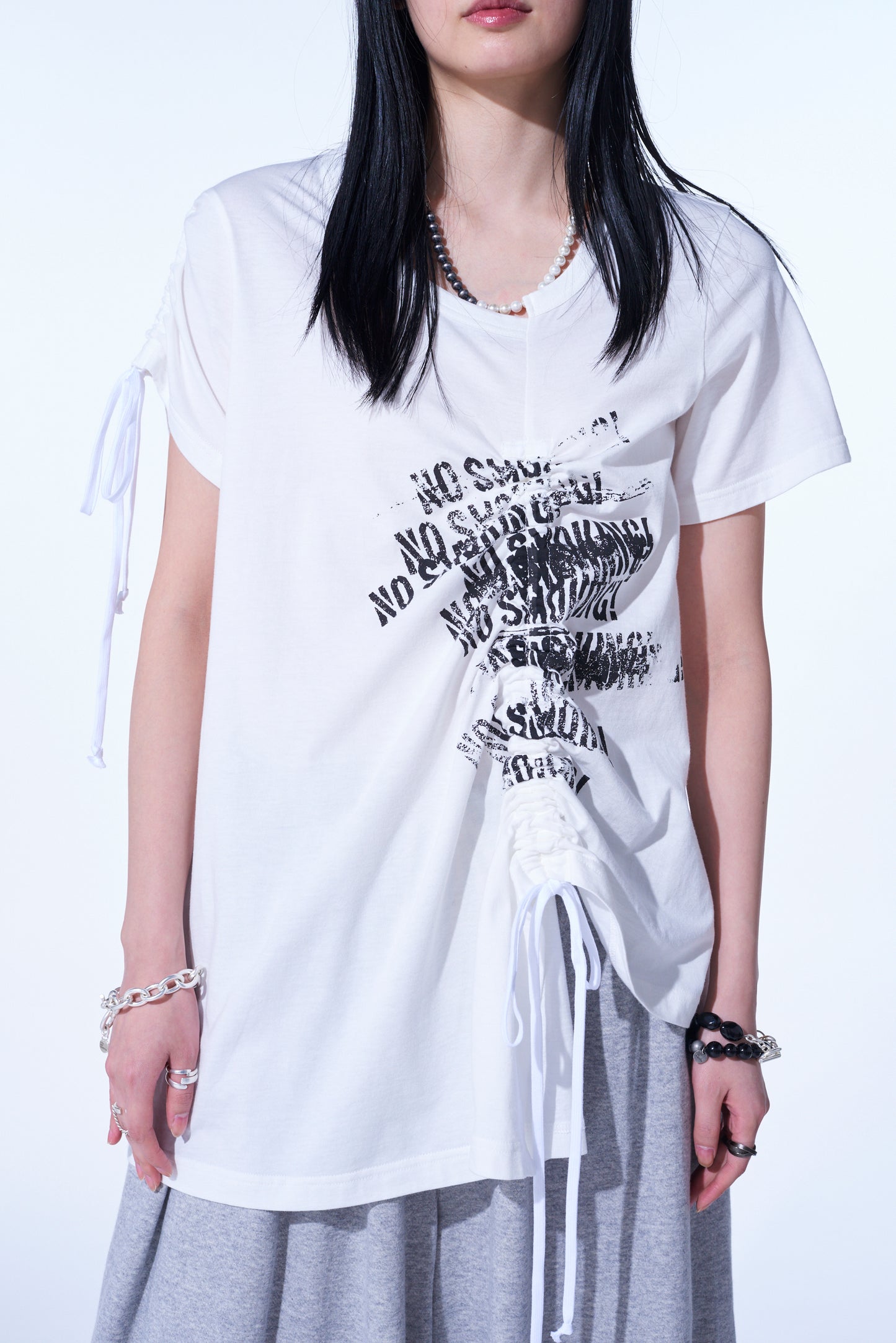 PIGMENT PRINT "NO SMOKING" STRINGS GATHERED T-SHIRT