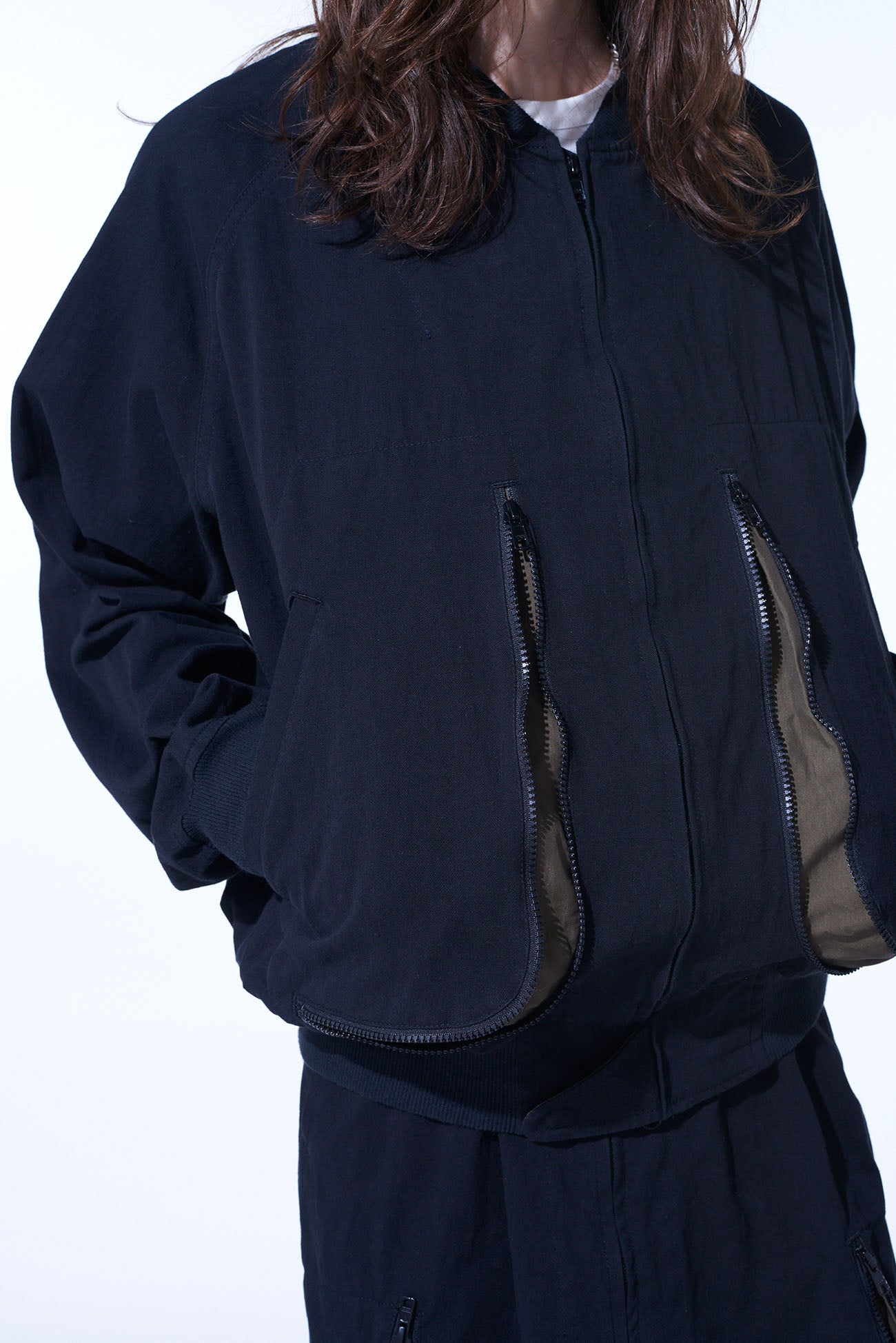 COTTON/HEMP TWILL GUSSETED ZIPPERED POCKET BLOUSON