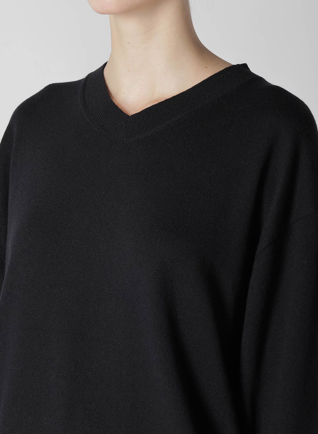 PLAIN STITCH INTARSIA V-NECK PULLOVER