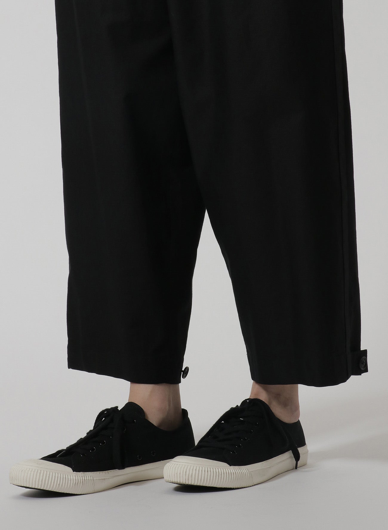 Y's-Black Name]BLACK TWILL 2 TUCK PANTS WITH SIDE STRIP & TAB – THE SHOP  YOHJI YAMAMOTO