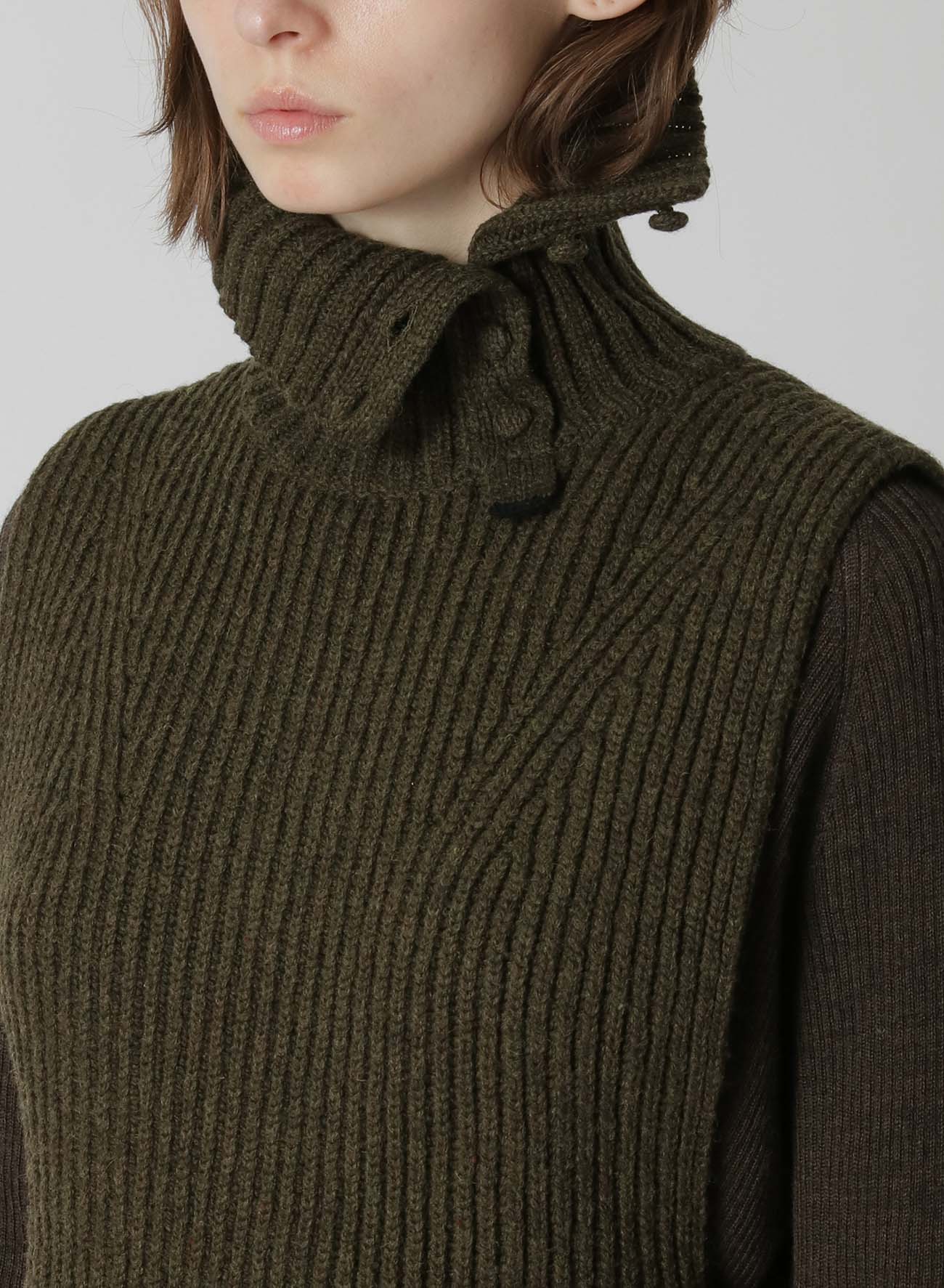 BUTTON-UP NECK DETAIL LAMBSWOOL BIB