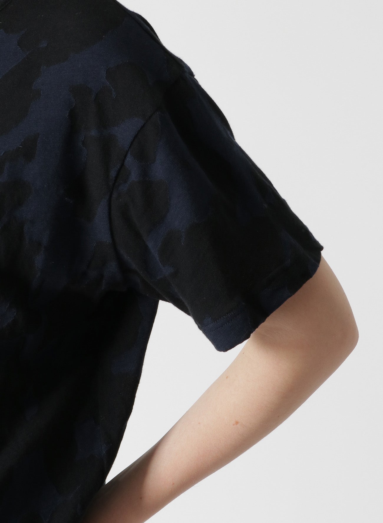 RIGHT VERTICAL SEAM T-SHIRT