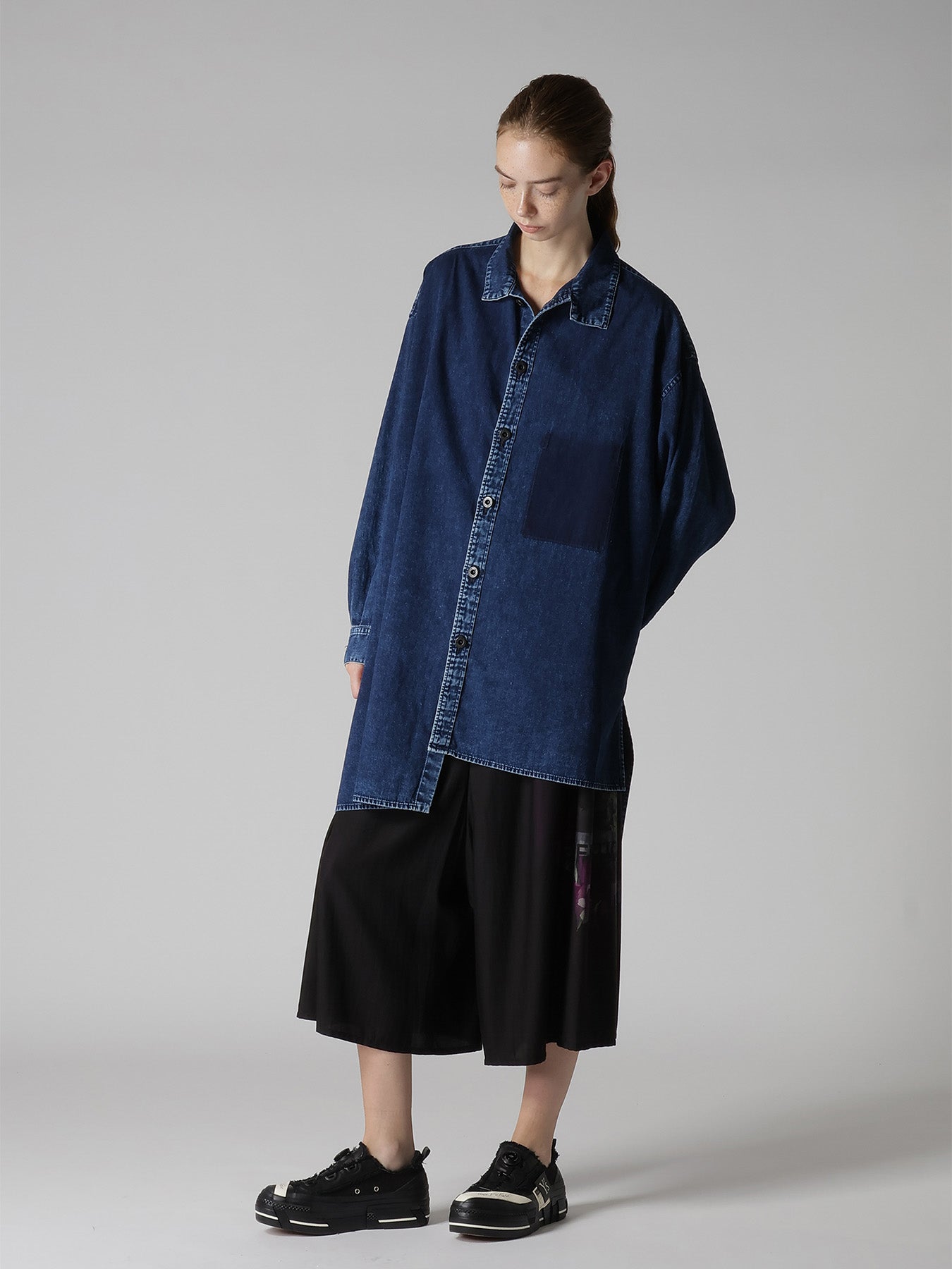 6OZ DENIM CHEMICAL WASH ASYMMETRIC BIG BLOUSE