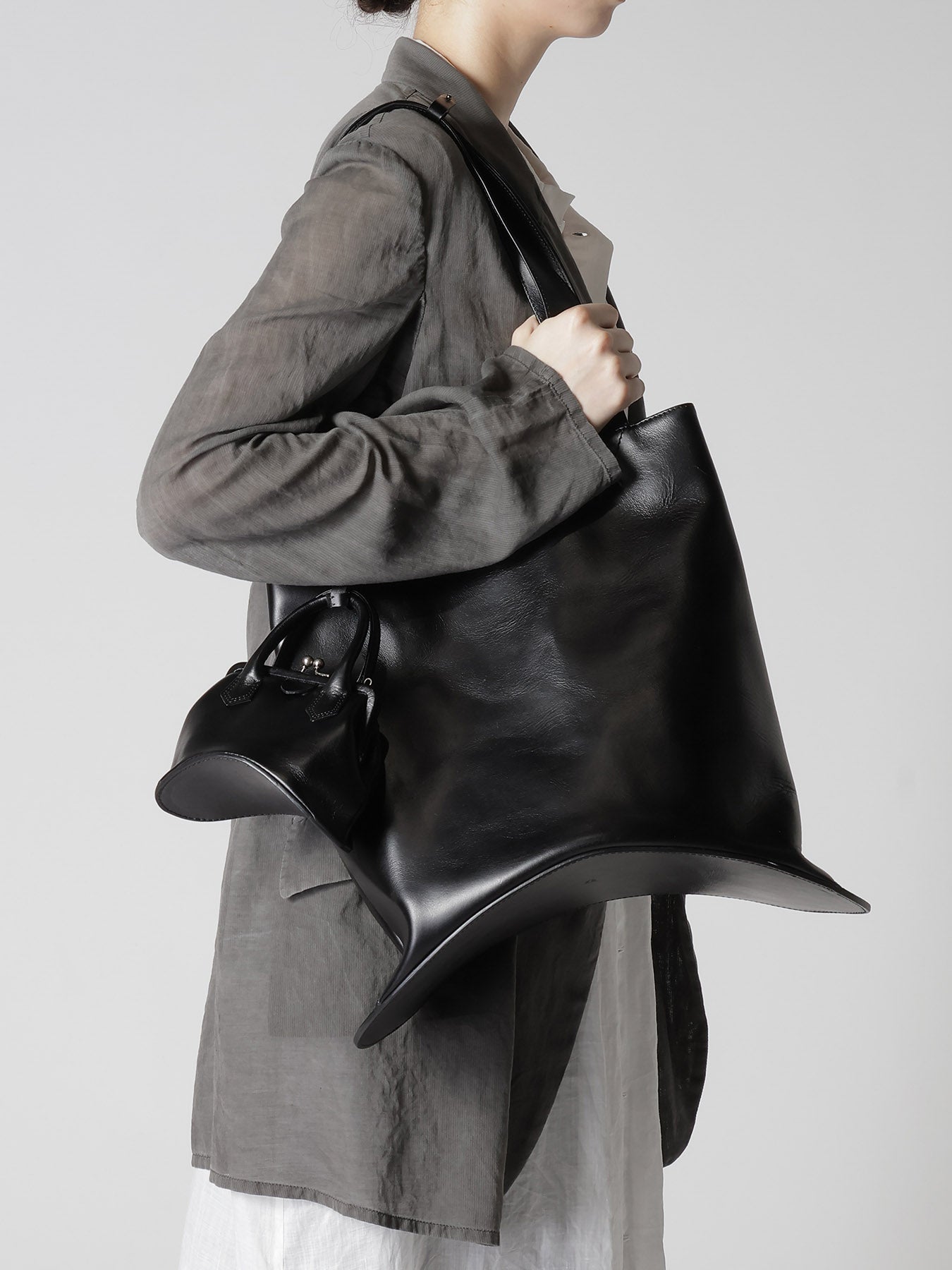 OIL SOFT LEATHER CURVED MINI METAL CLASP BAG