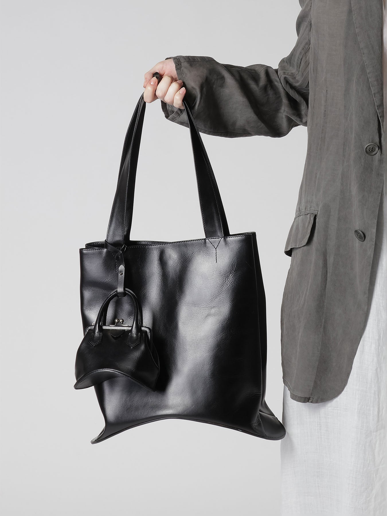 OIL SOFT LEATHER CURVED MINI METAL CLASP BAG