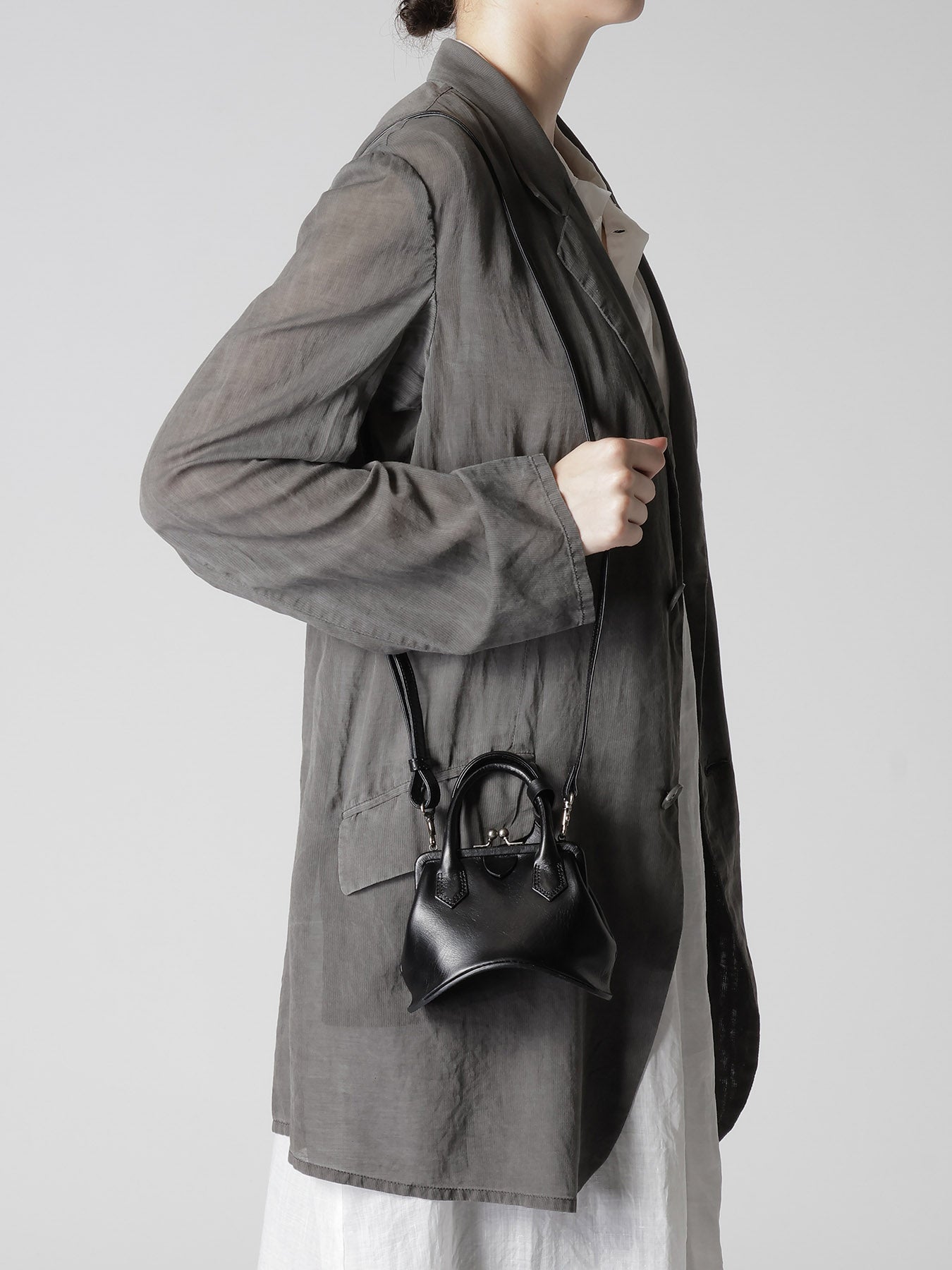 OIL SOFT LEATHER CURVED MINI METAL CLASP BAG