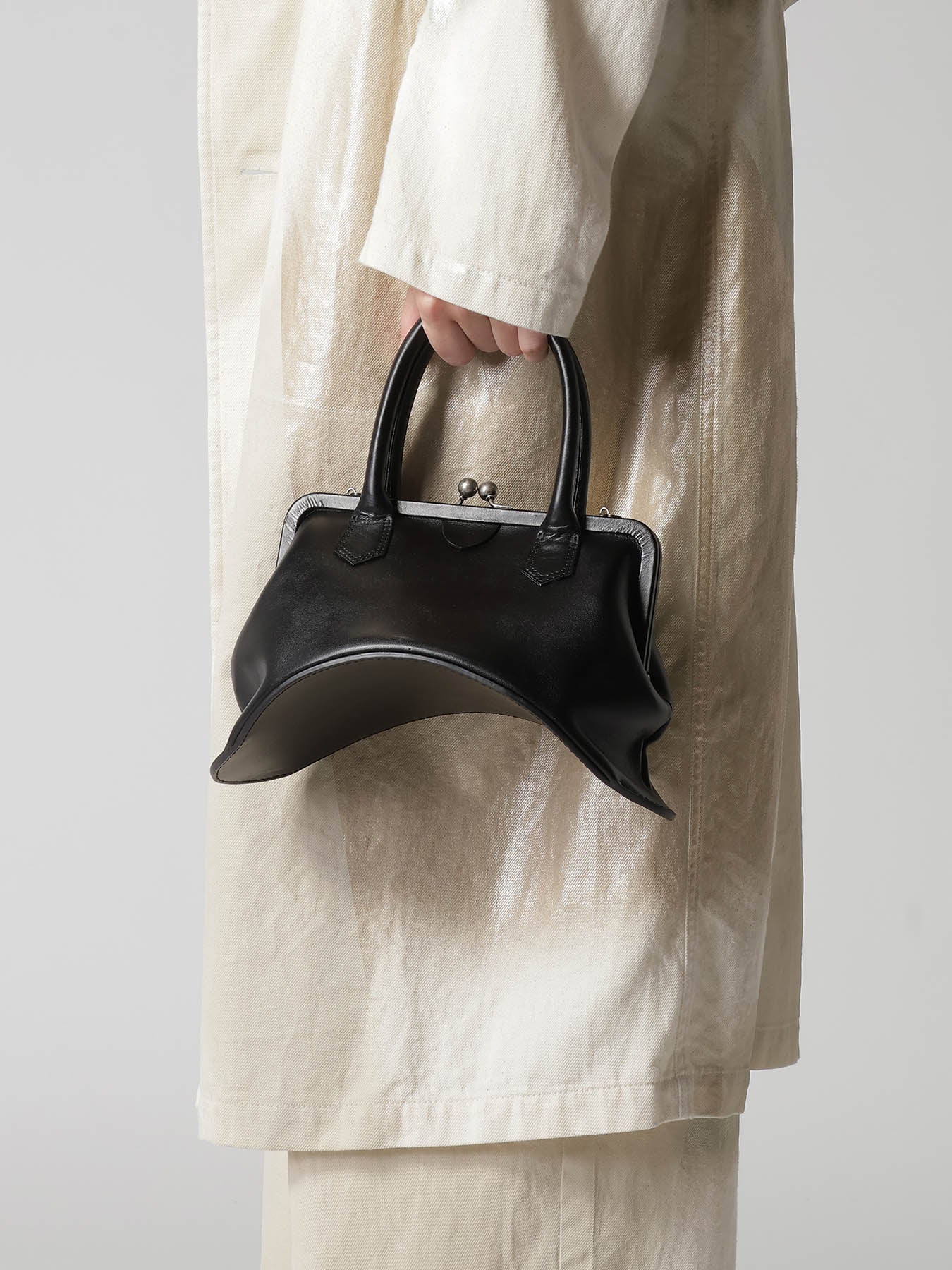 OIL SOFT LEATHER CURVED METAL CLASP BAG