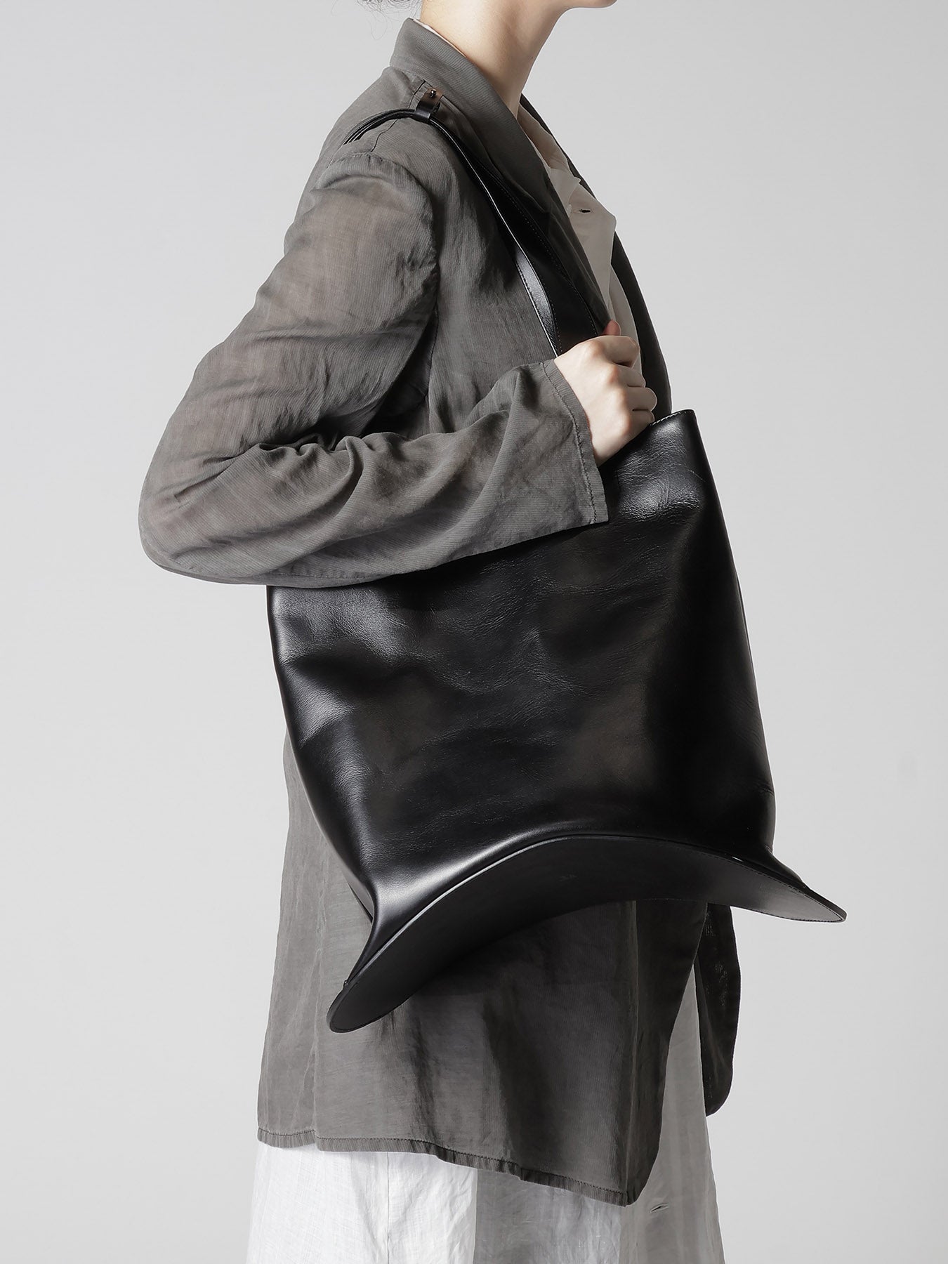 OIL SOFT LEATHER CURVED TOTE BAG – THE SHOP YOHJI YAMAMOTO