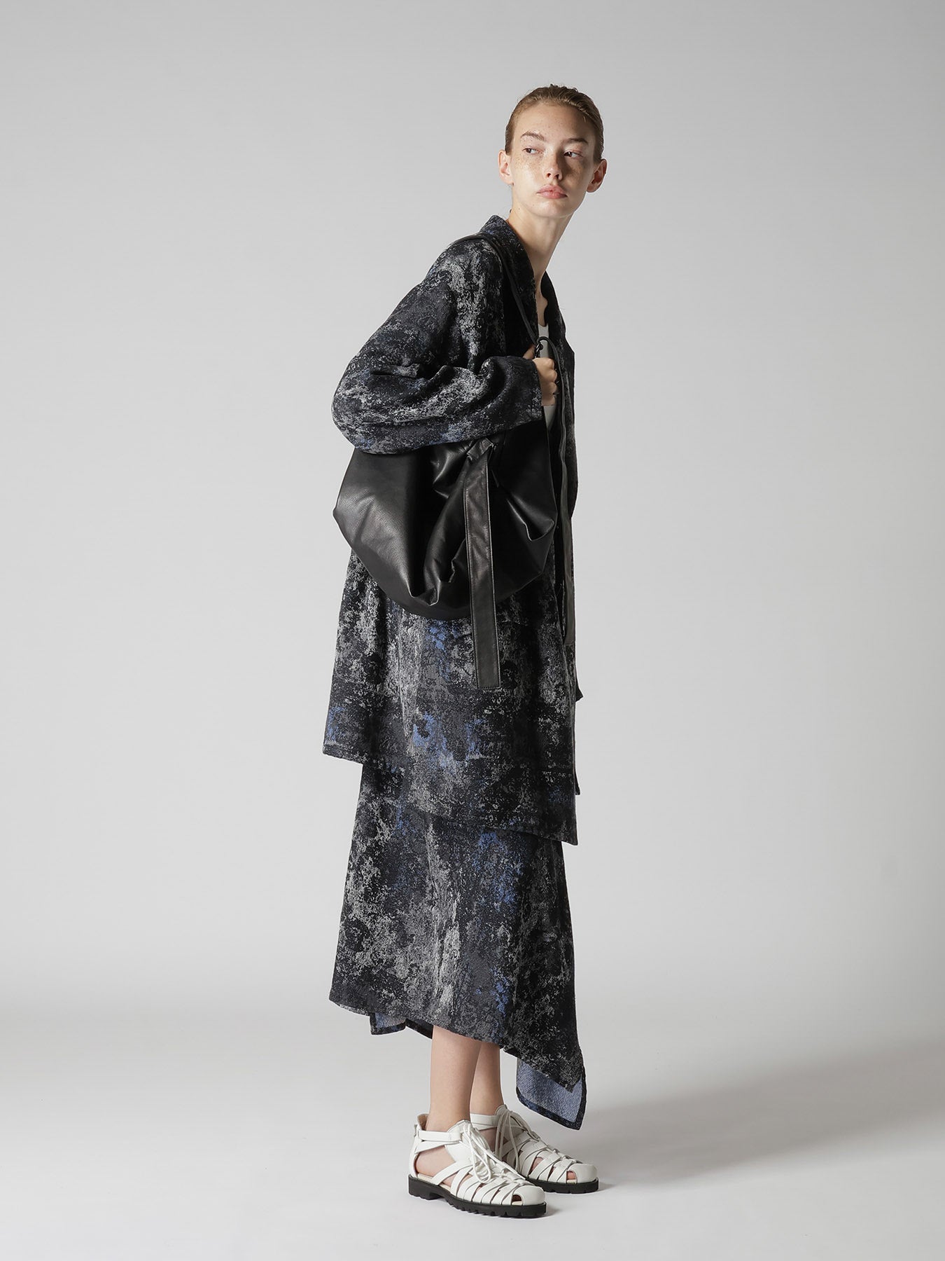 SEMI GLOSS LEATHER BELTED TOTE BAG L