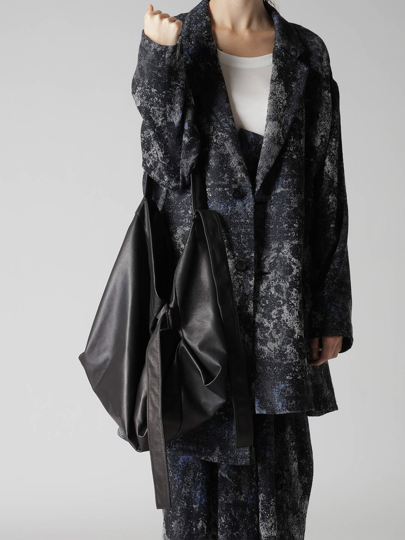 SEMI GLOSS LEATHER BELTED TOTE BAG L