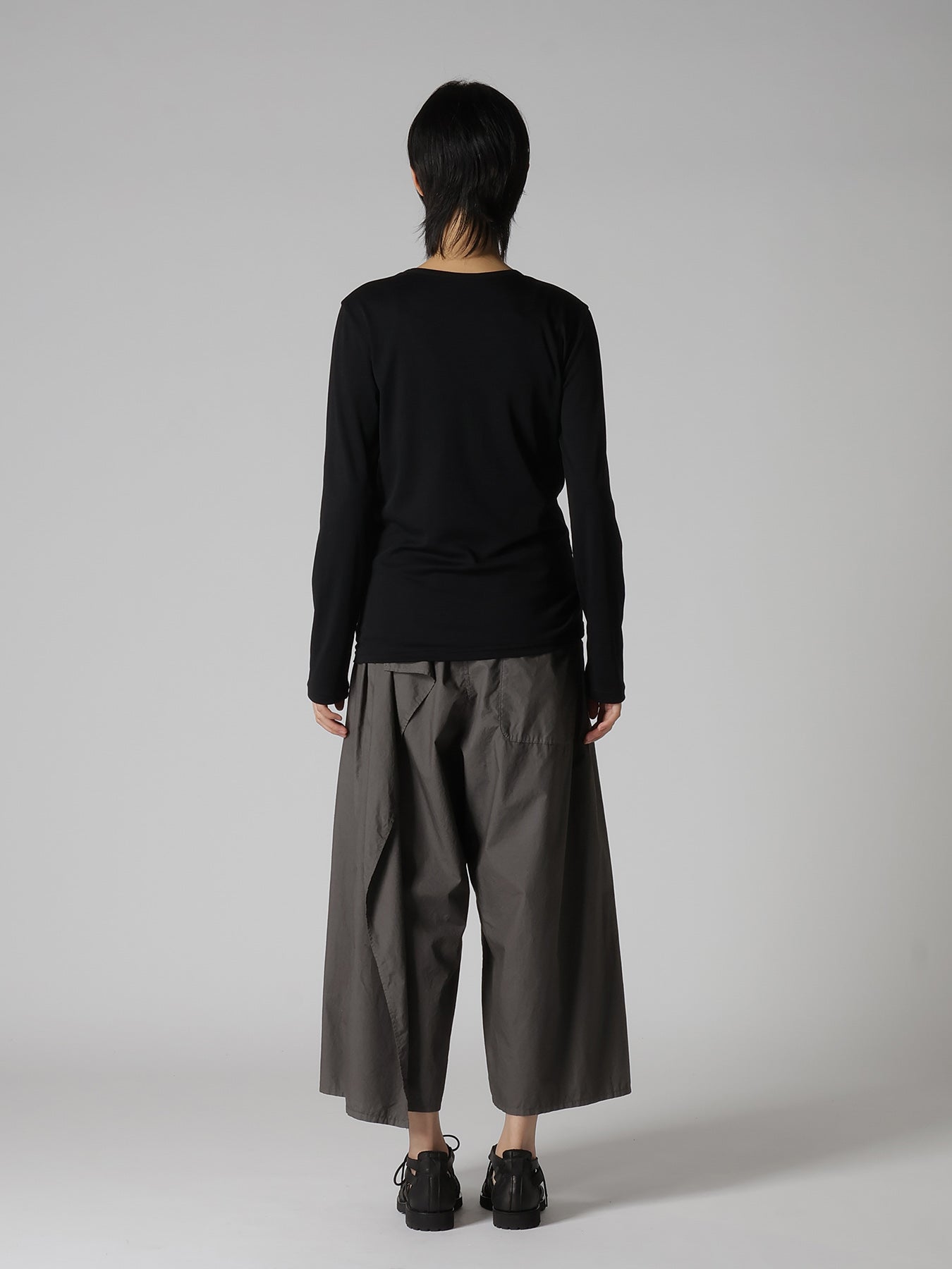 "Y" EMBROIDERY ROUND NECK LONSLEEVE TEE