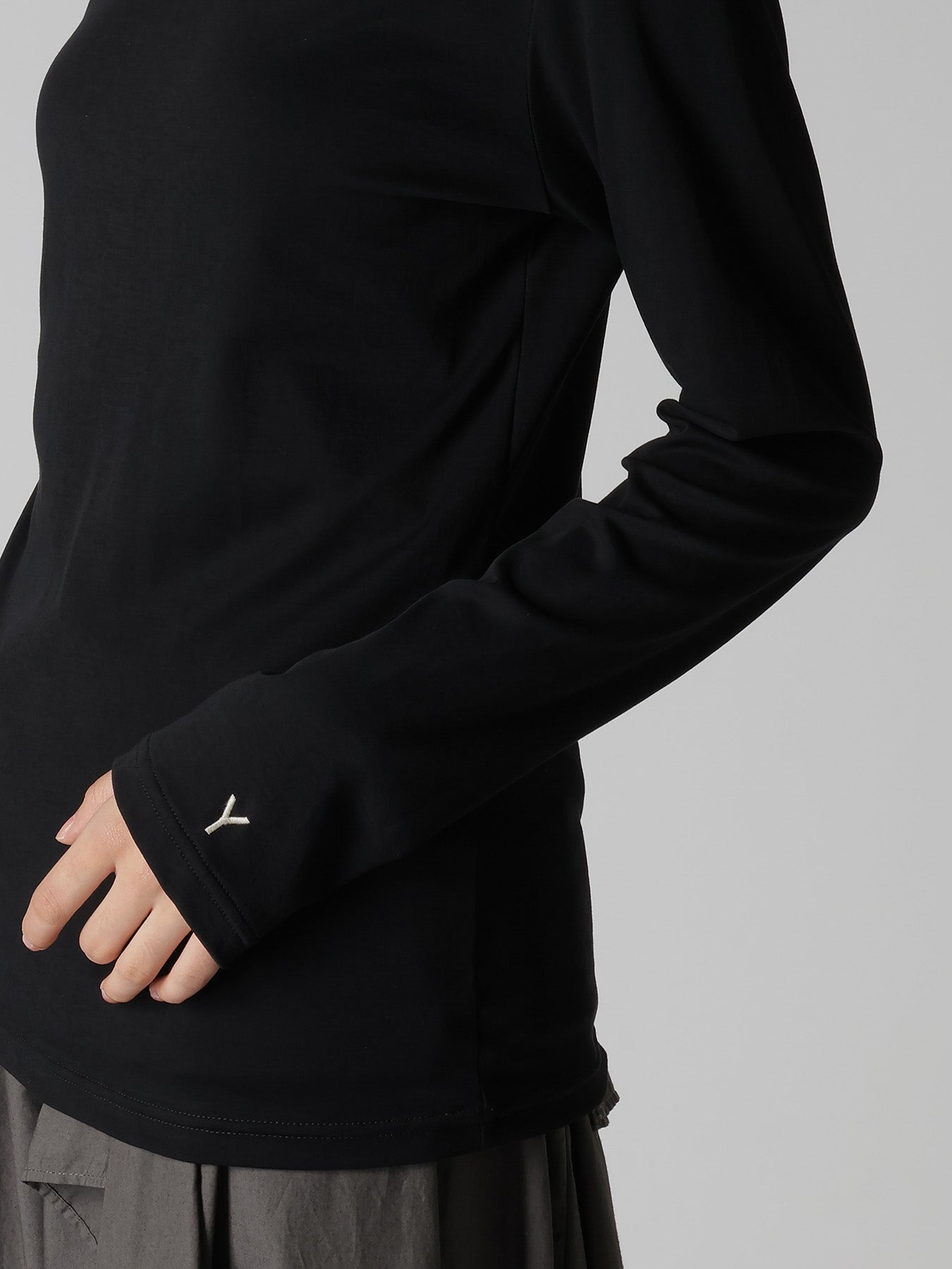 "Y" EMBROIDERY ROUND NECK LONSLEEVE TEE