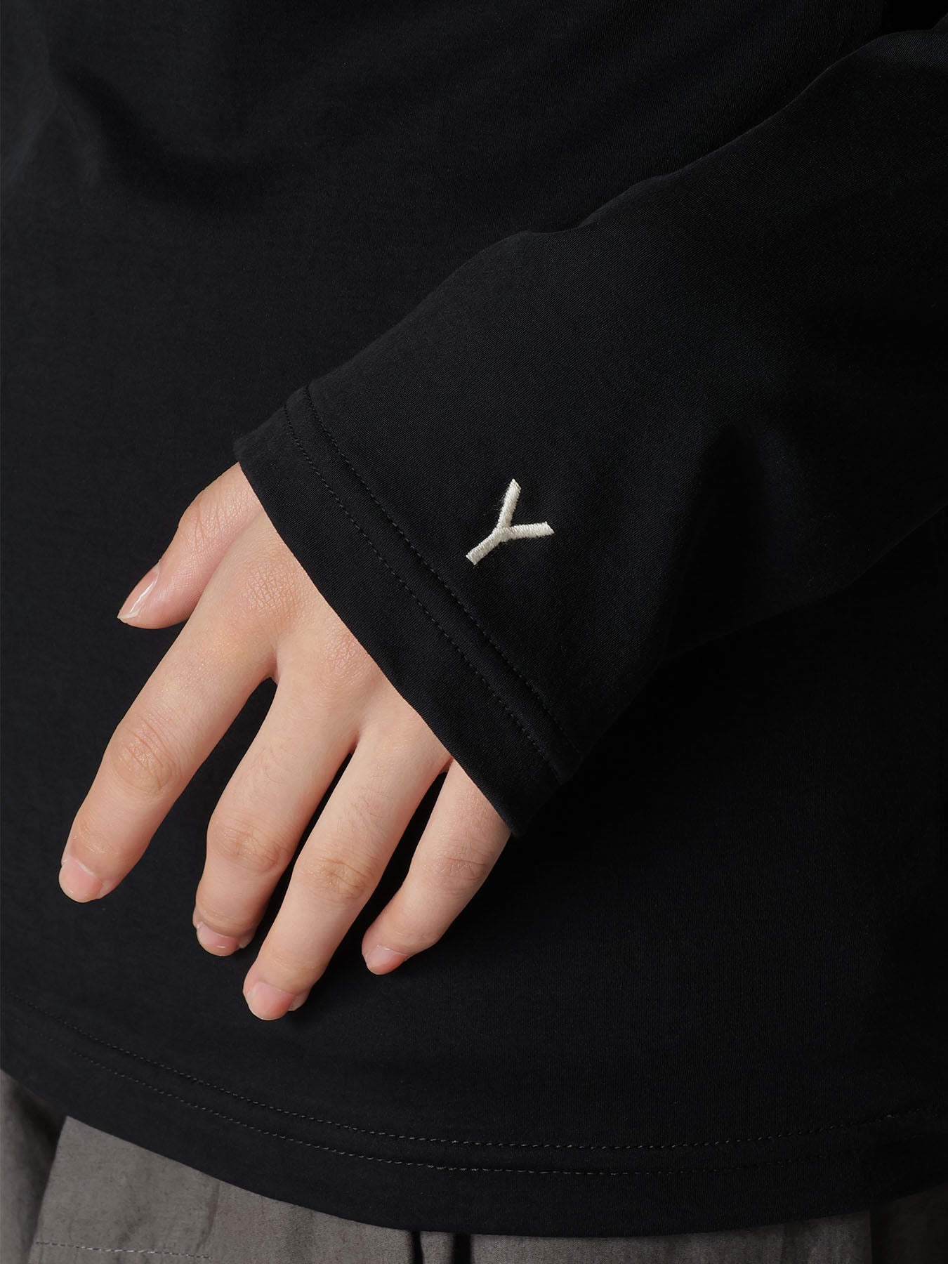 "Y" EMBROIDERY ROUND NECK LONSLEEVE TEE
