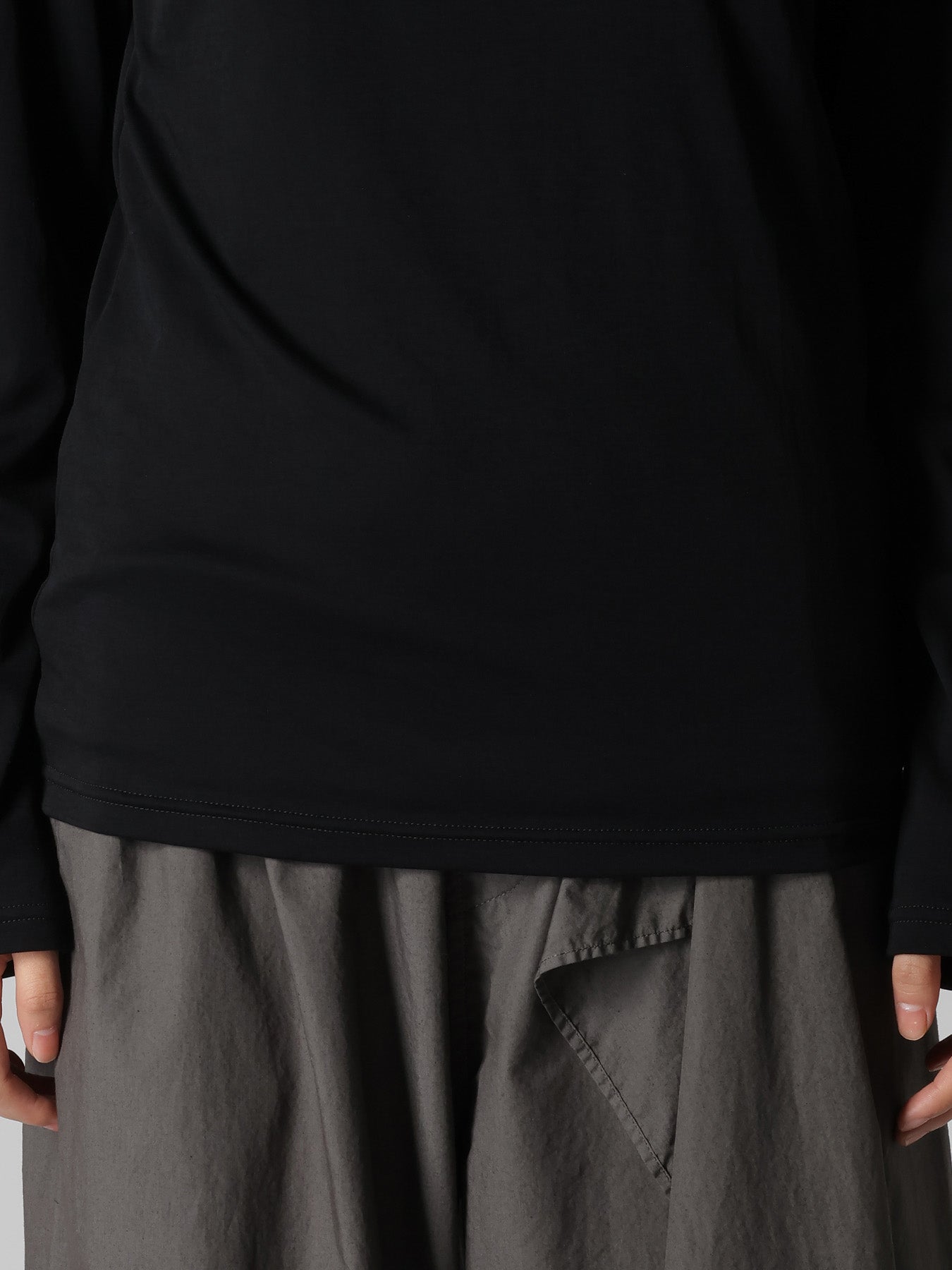 "Y" EMBROIDERY ROUND NECK LONSLEEVE TEE