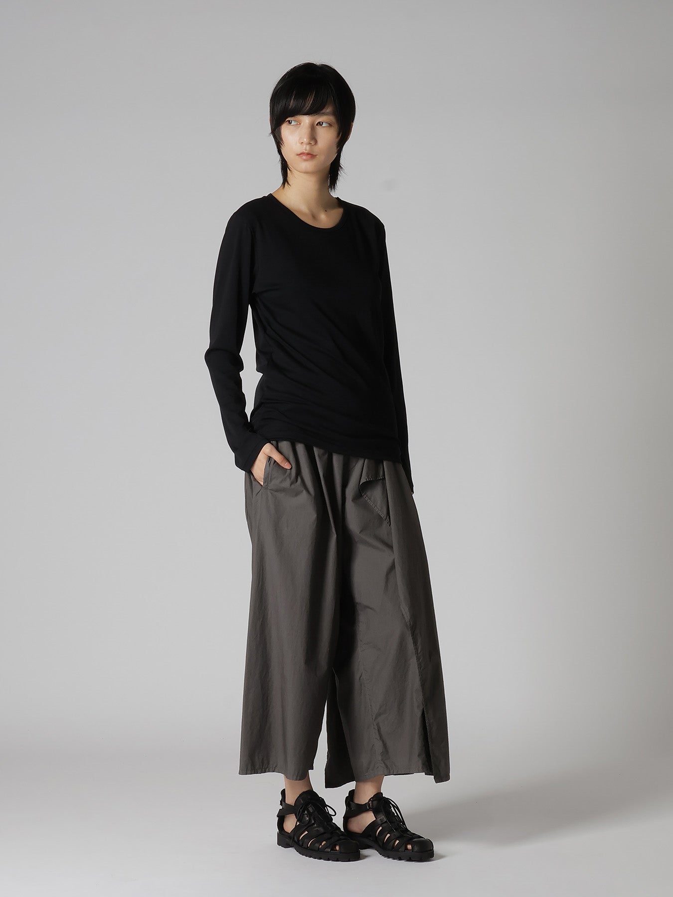 "Y" EMBROIDERY ROUND NECK LONSLEEVE TEE