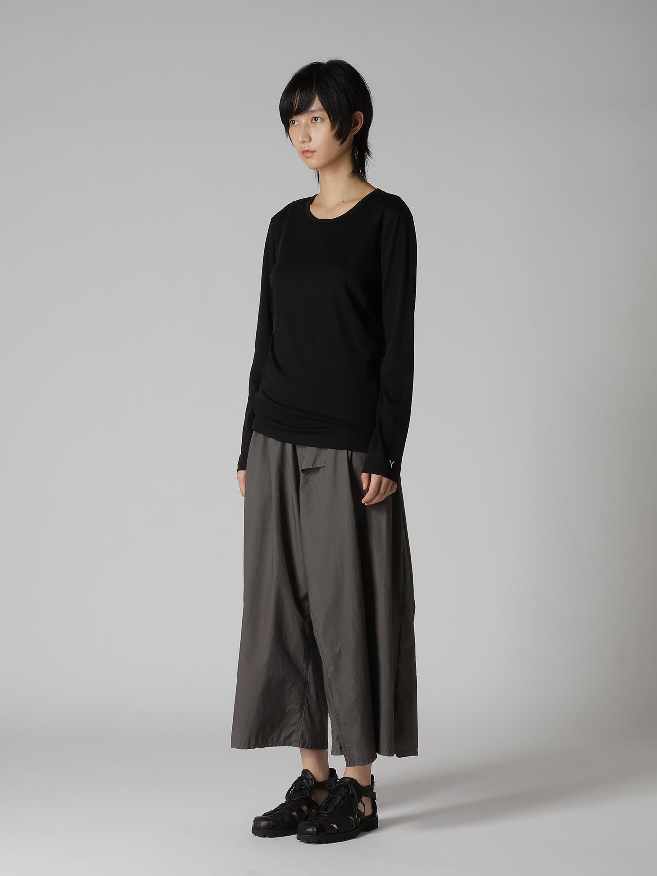 "Y" EMBROIDERY ROUND NECK LONSLEEVE TEE