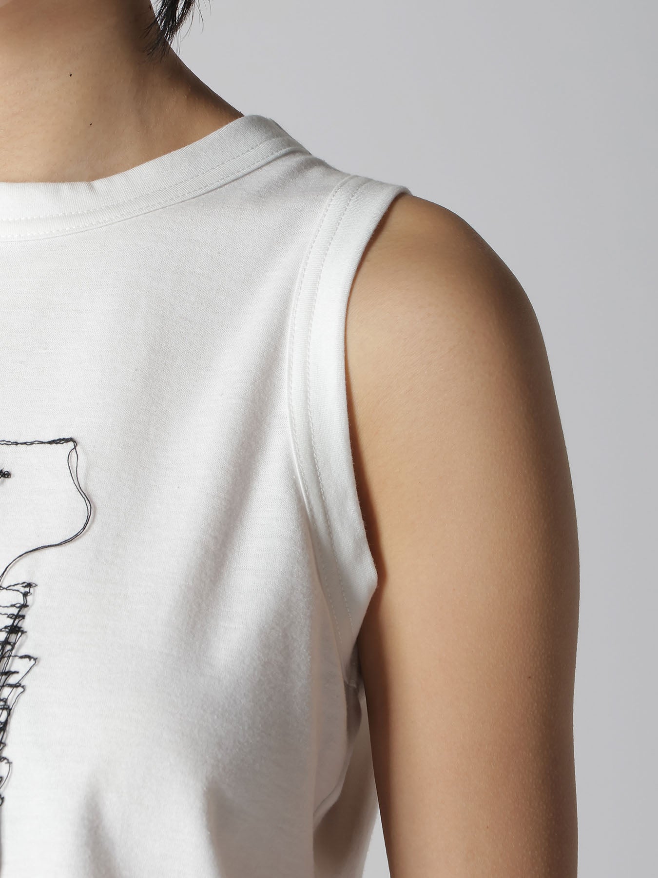 RANDOM STITCH EMBROIDERY SLEEVELESS TEE