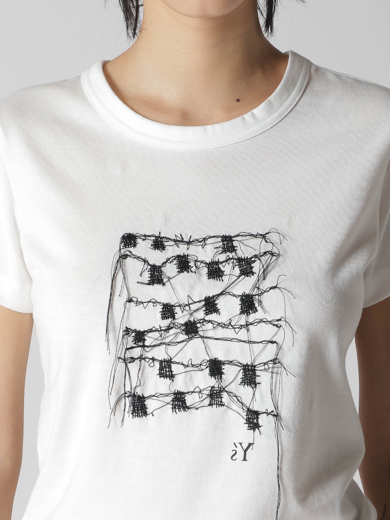 RANDOM STITCH EMBROIDERY SHORT SLEEVE TEE