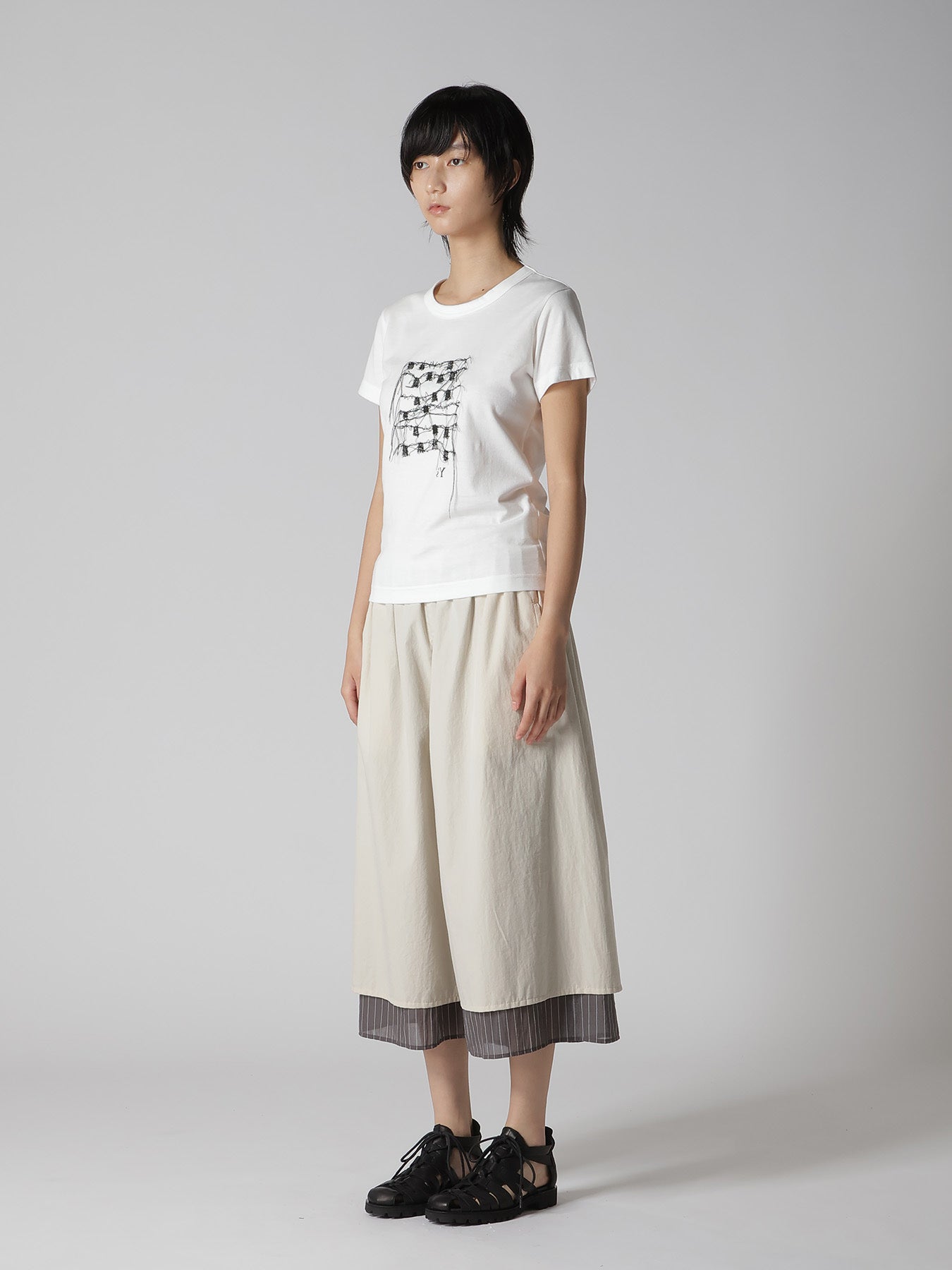RANDOM STITCH EMBROIDERY SHORT SLEEVE TEE