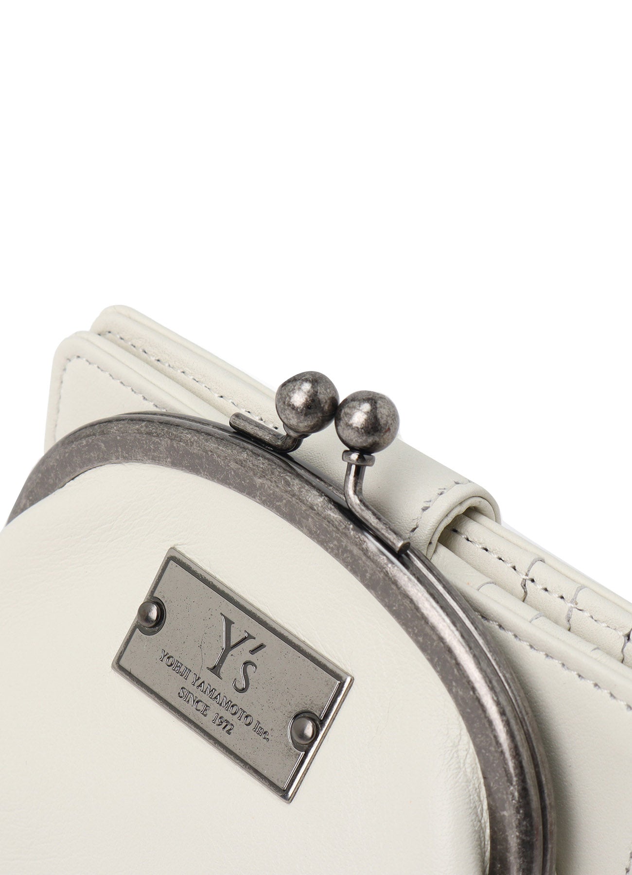 SEMI-GLOSSY LEATHER CARD CASE W/ METAL CLASP