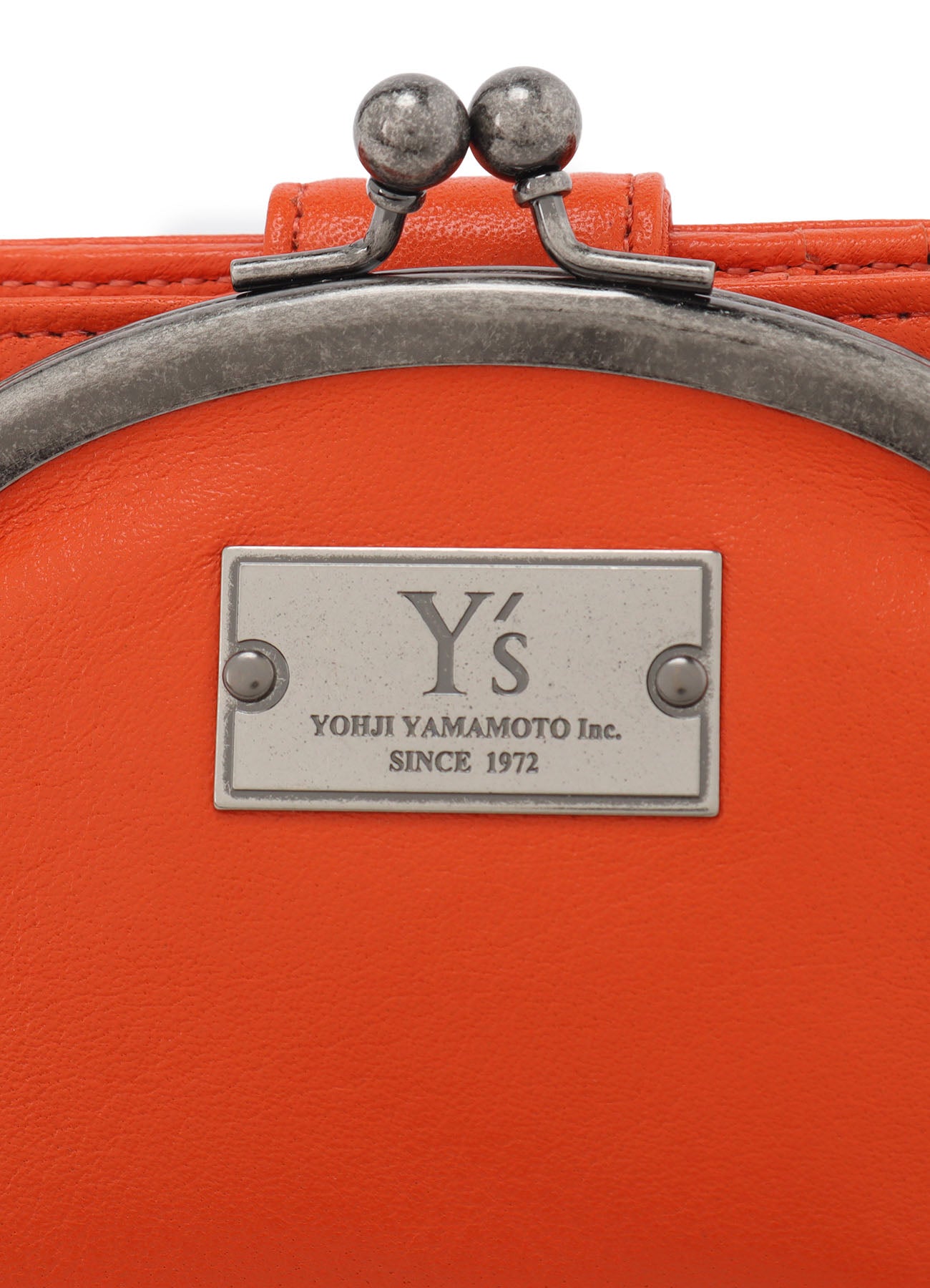 SEMI-GLOSSY LEATHER CARD CASE W/ METAL CLASP