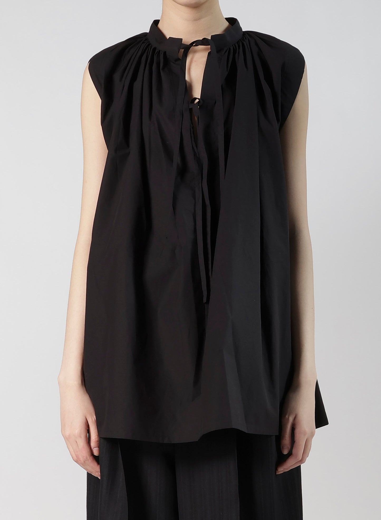 COMPACT TYPEWRITER SLEEVELES BLOUSE