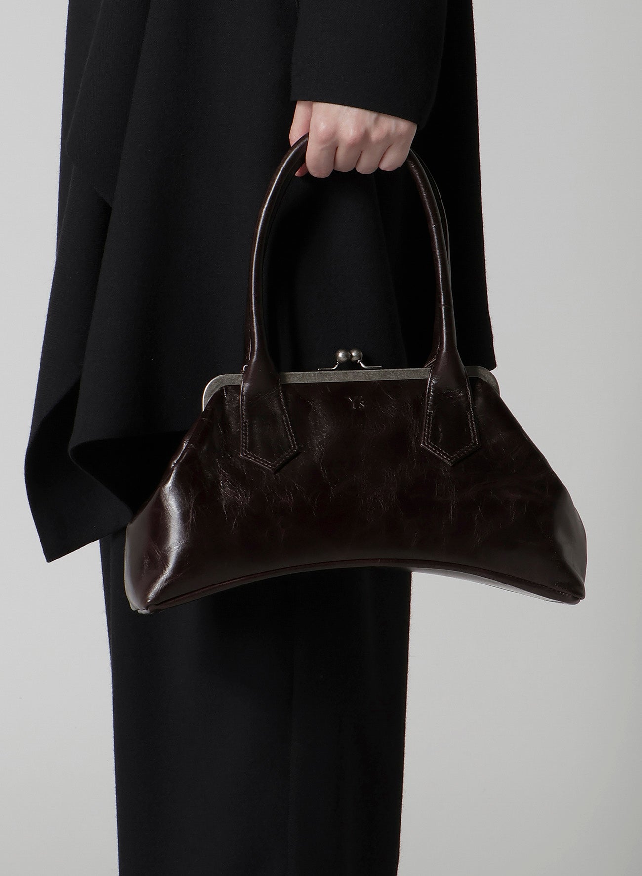 GLOSSY LEATHER CURVY BAG M