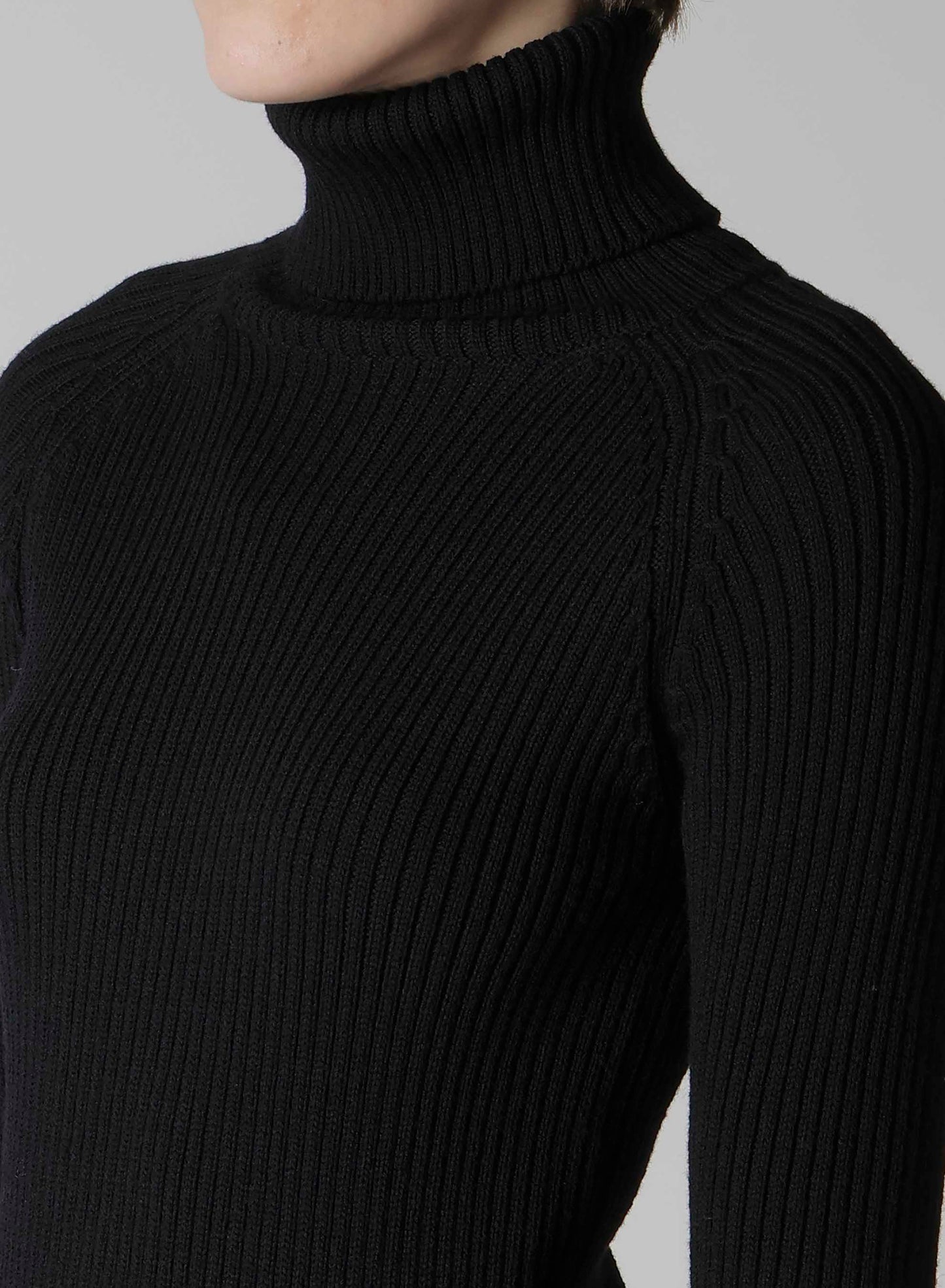 RIBBED HIGH NECK PULLOVER