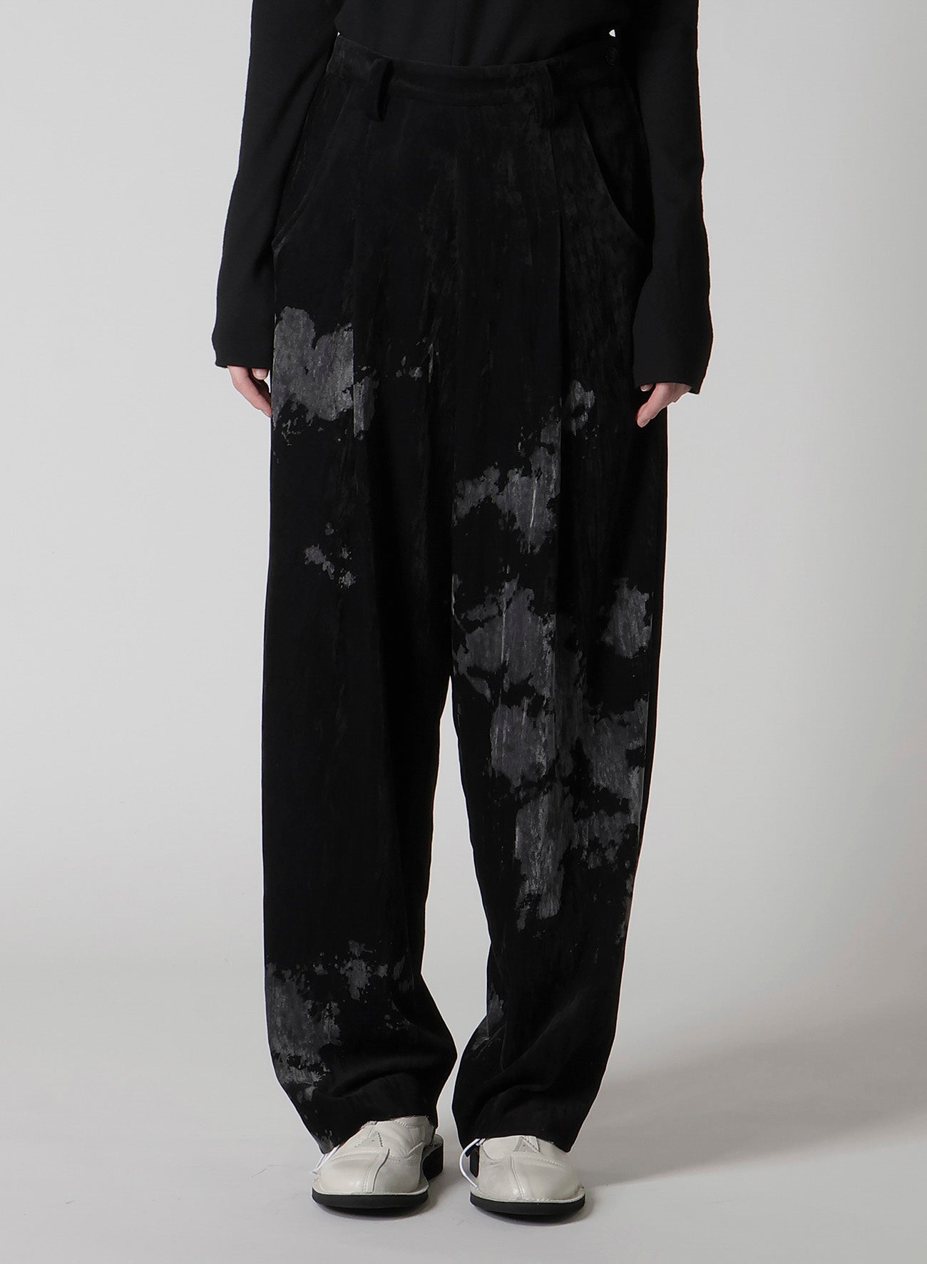 DISCHARGE-PRINTED VELVET PLEATED PANTS