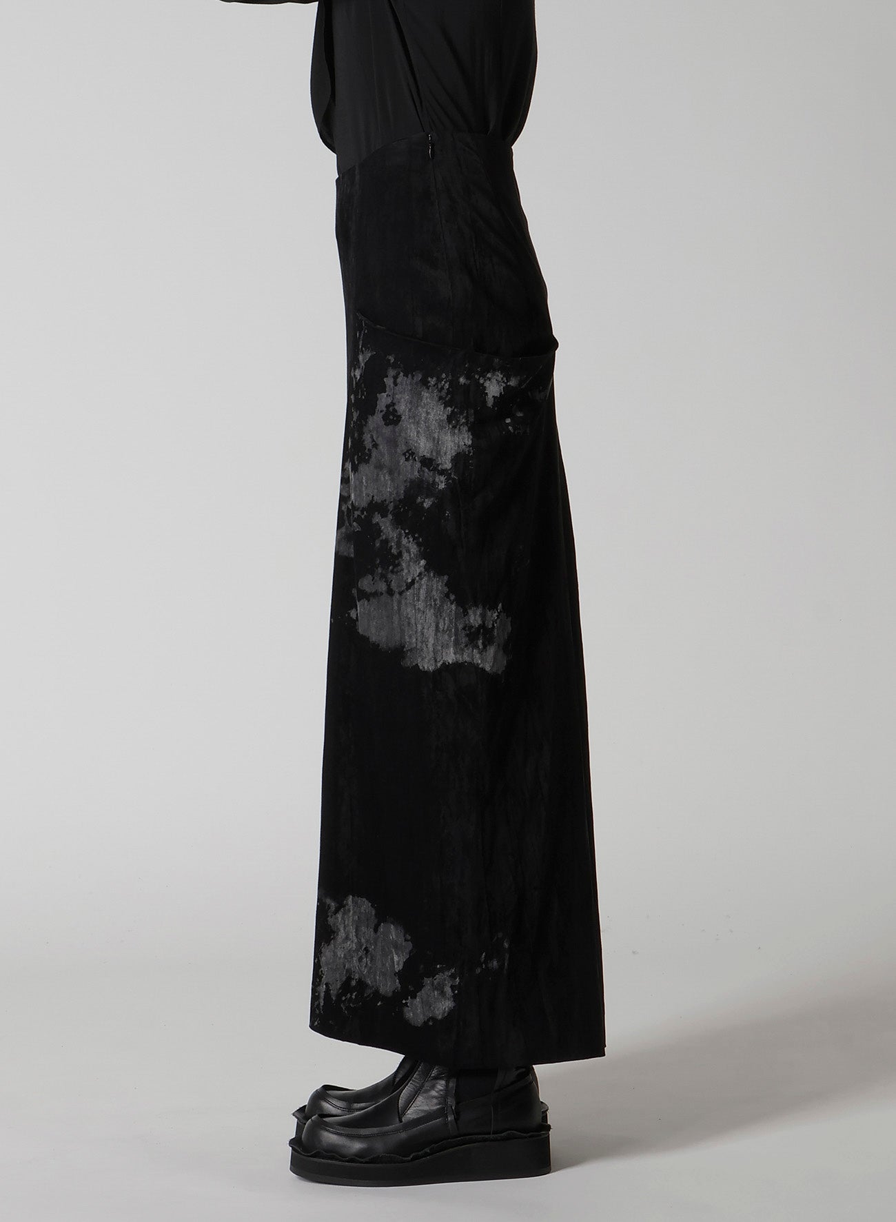 DISCHARGE-PRINTED VELVET SIDE DRAPE SKIRT