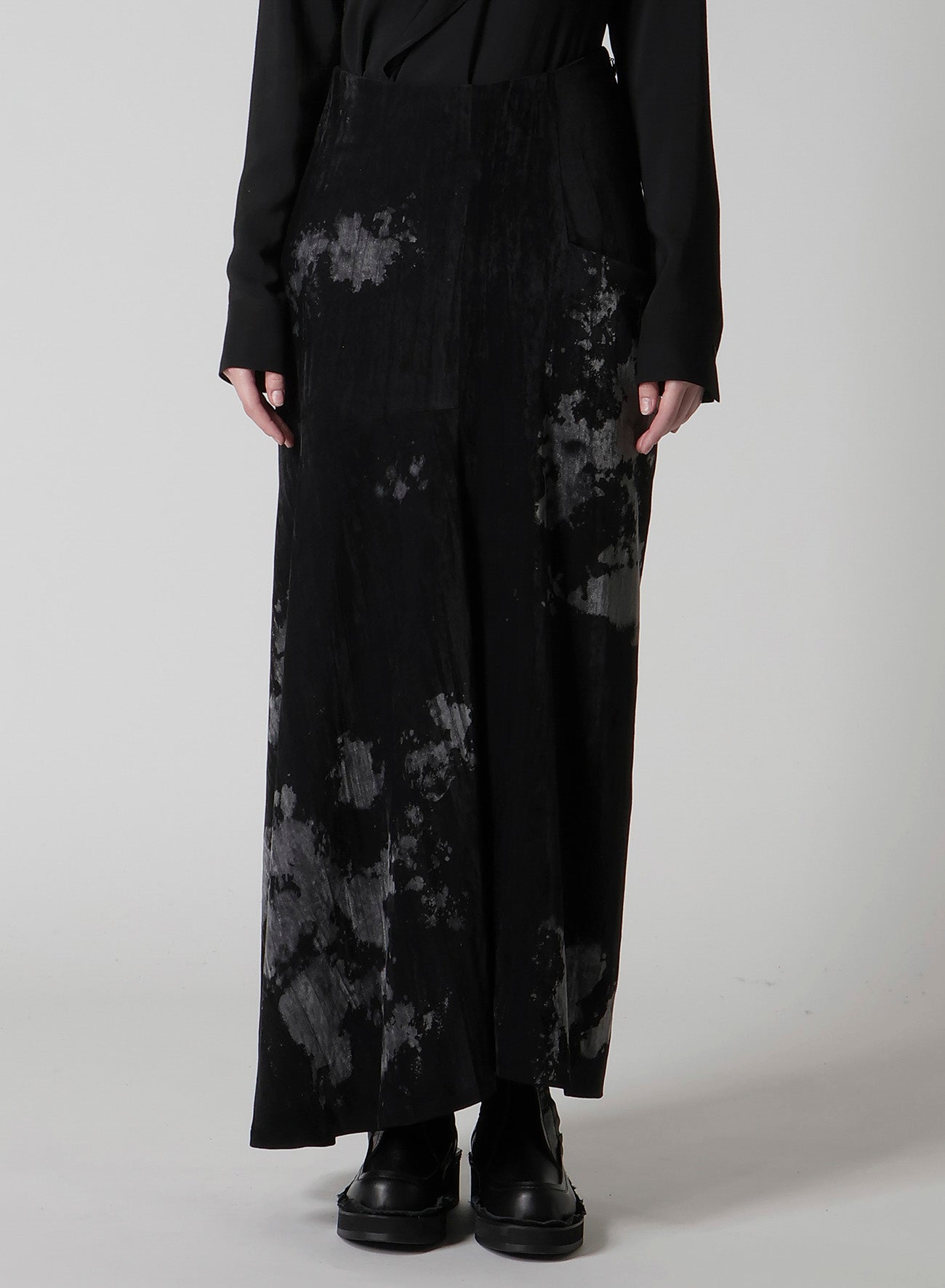 DISCHARGE-PRINTED VELVET SIDE DRAPE SKIRT