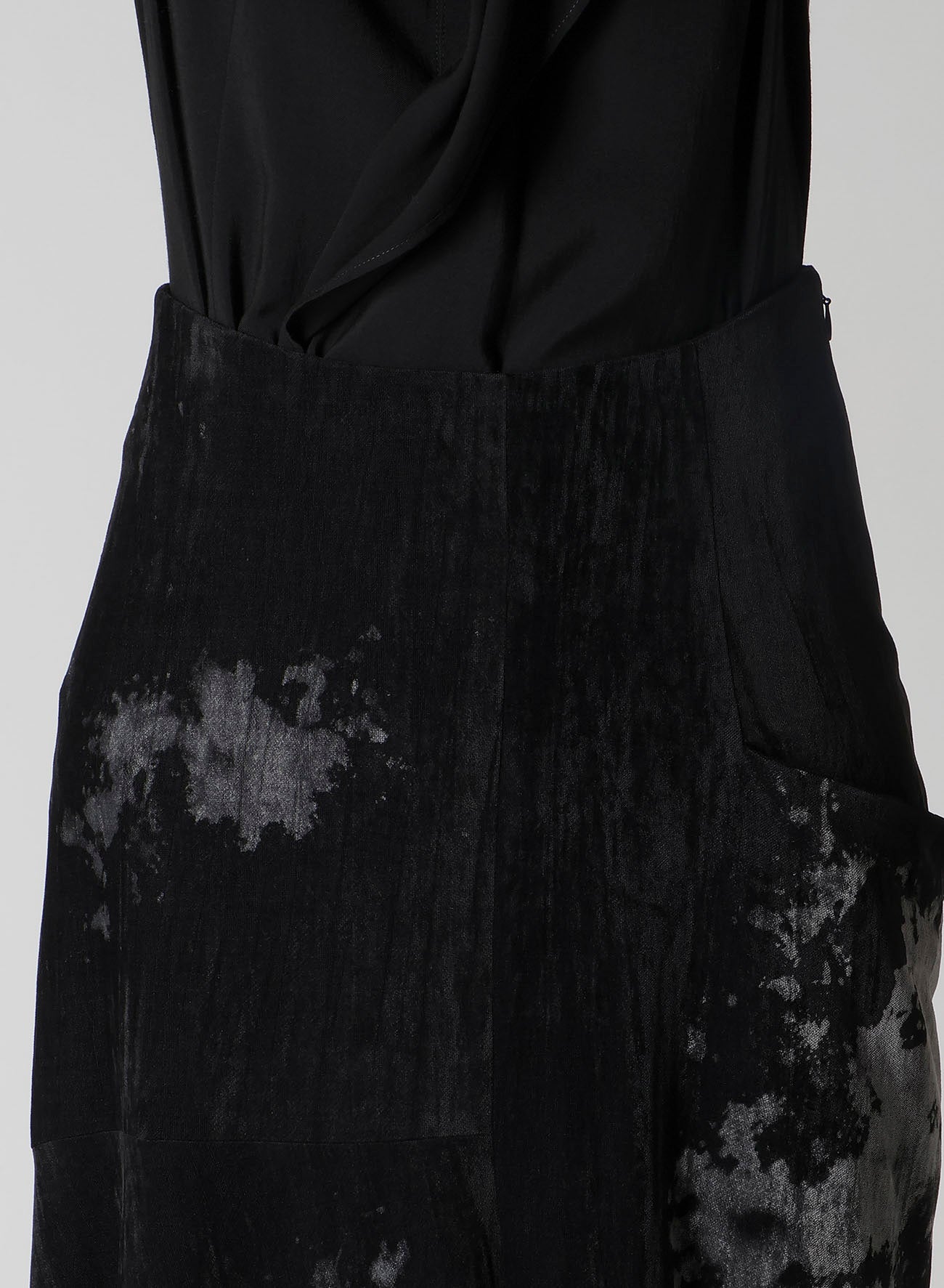 DISCHARGE-PRINTED VELVET SIDE DRAPE SKIRT